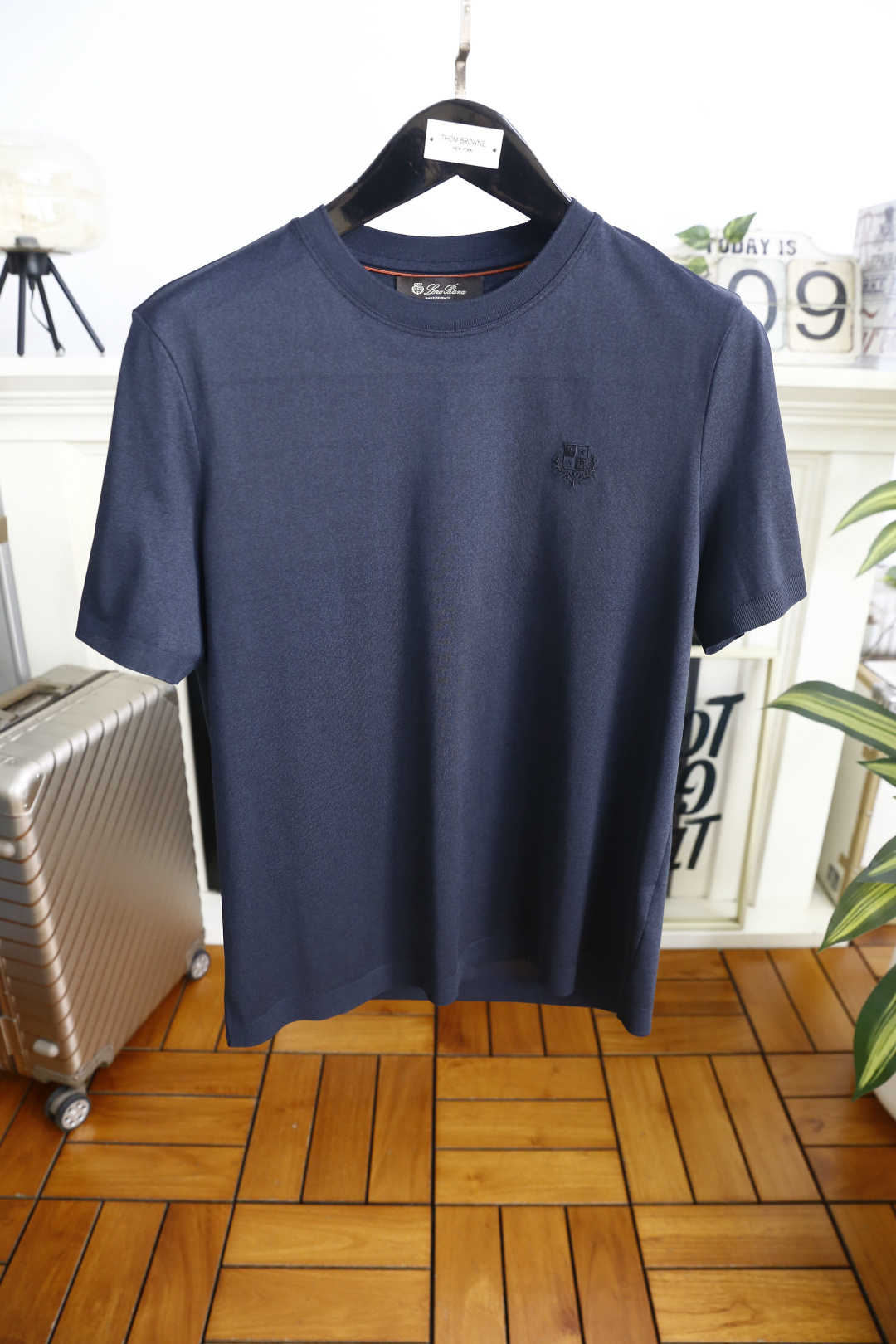 🔥Loro piana. 26夏季新品！时尚男士百搭短袖T恤采用经典圆领设计，打造简约利落的基础版型，适配多元穿搭场景。