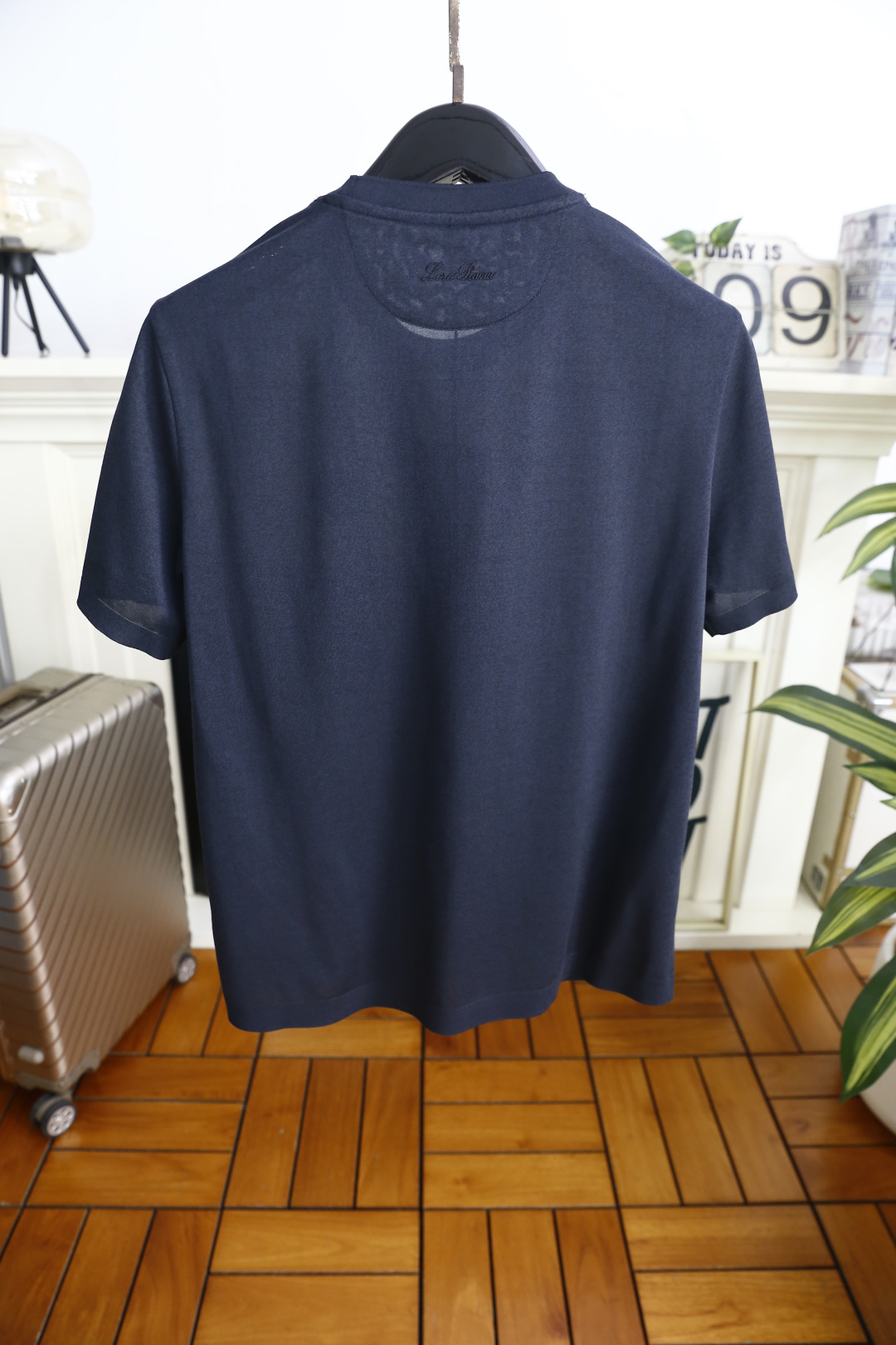 🔥Loro piana. 26夏季新品！时尚男士百搭短袖T恤采用经典圆领设计，打造简约利落的基础版型，适配多元穿搭场景。