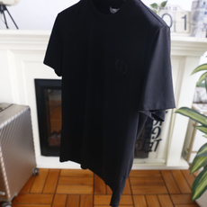 🔥迪奥. 26夏季新品!时尚男士百搭T恤👍采用经典圆领设计,整体剪裁利落合身,左胸位置点缀品牌标志性刺绣标识,低调传递品 🔥迪奥. 26夏季新品!时尚男士百搭T恤👍采用经典圆领设计,整体剪裁利落合身,左胸位置点缀品牌标志性刺绣标识,低调传递品