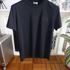 🔥迪奥. 26夏季新品!时尚男士百搭T恤👍采用经典圆领设计,整体剪裁利落合身,左胸位置点缀品牌标志性刺绣标识,低调传递品 🔥迪奥. 26夏季新品!时尚男士百搭T恤👍采用经典圆领设计,整体剪裁利落合身,左胸位置点缀品牌标志性刺绣标识,低调传递品