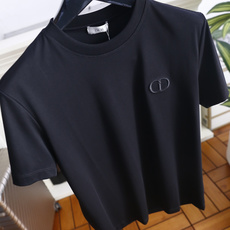 🔥迪奥. 26夏季新品!时尚男士百搭T恤👍采用经典圆领设计,整体剪裁利落合身,左胸位置点缀品牌标志性刺绣标识,低调传递品 🔥迪奥. 26夏季新品!时尚男士百搭T恤👍采用经典圆领设计,整体剪裁利落合身,左胸位置点缀品牌标志性刺绣标识,低调传递品