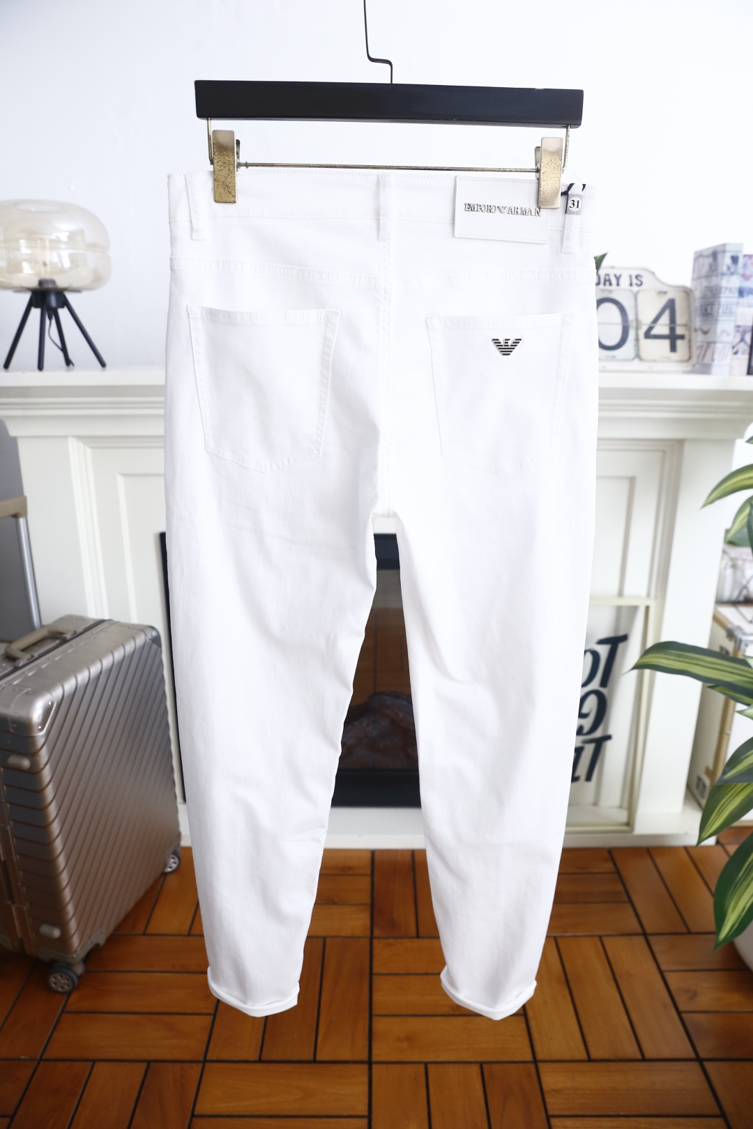 🔥阿玛尼. 26夏季新品!时尚男士百搭休闲长裤,版型利落修身,后腰处设有品牌标识皮牌,后袋点缀品牌标志性鹰标刺绣,整体设 🔥阿玛尼. 26夏季新品!时尚男士百搭休闲长裤,版型利落修身,后腰处设有品牌标识皮牌,后袋点缀品牌标志性鹰标刺绣,整体设