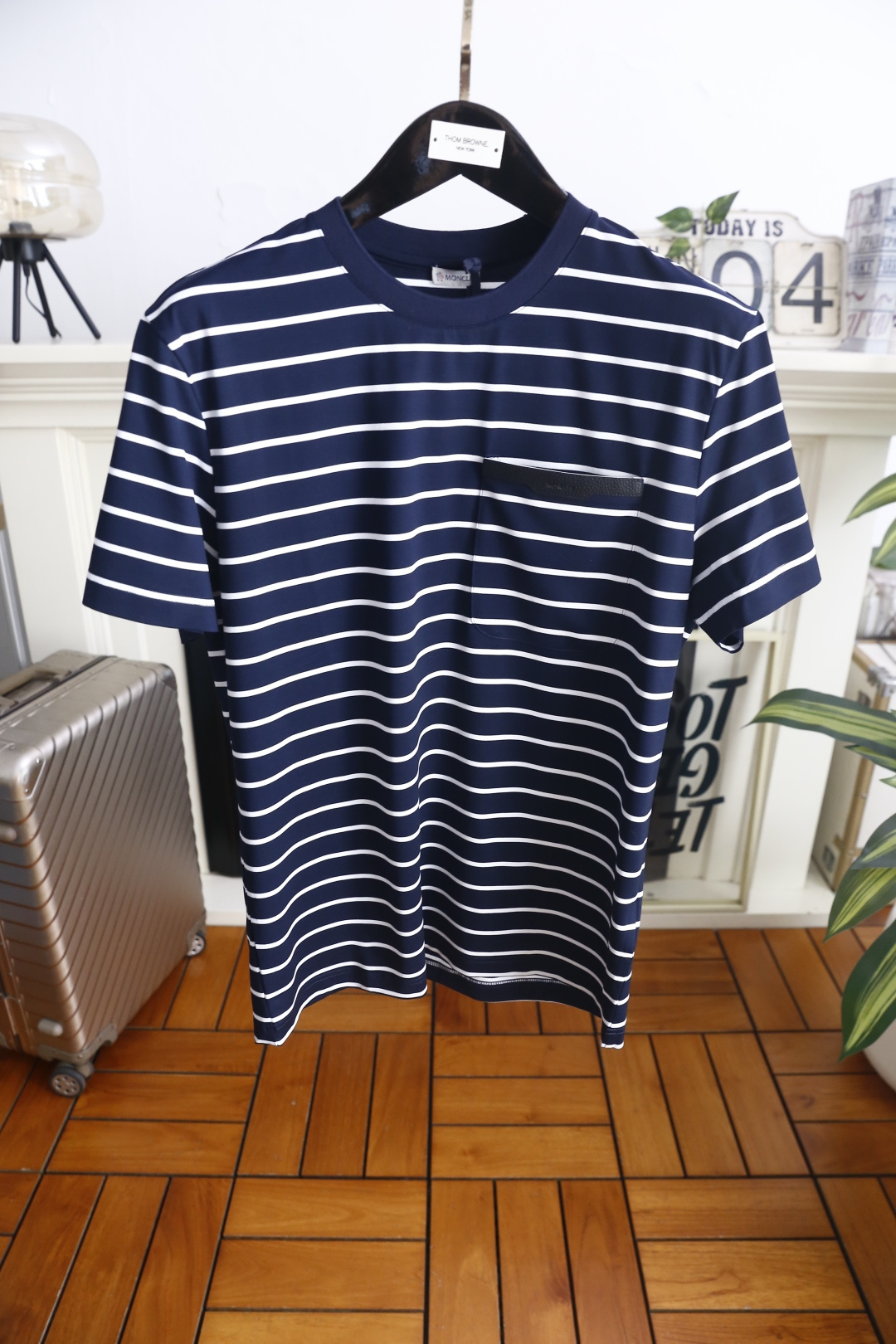 🔥蒙口/Monc*er.26夏季新品！时尚男士百搭圆领条纹短袖T恤，衣身布满清爽横条纹元素，胸前设有带皮