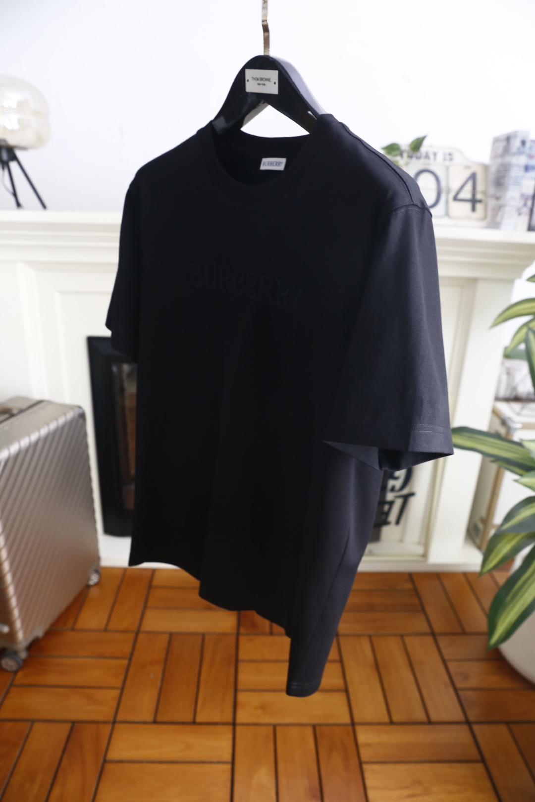 🔥Burb*rry/巴宝莉.26夏季新品！时尚男士百搭圆领短袖T恤，胸前饰有品牌同色系立体字母标识，低调