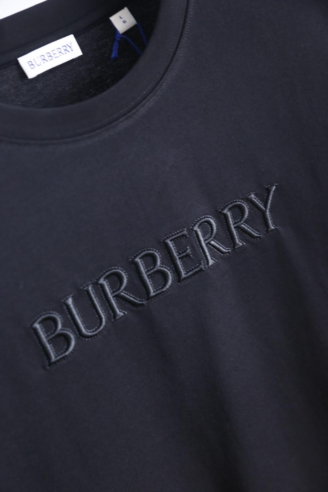 🔥Burb*rry/巴宝莉.26夏季新品！时尚男士百搭圆领短袖T恤，胸前饰有品牌同色系立体字母标识，低调