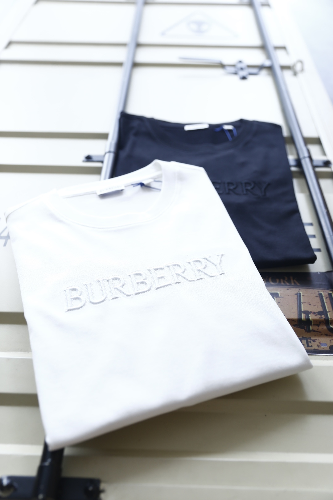 🔥Burb*rry/巴宝莉.26夏季新品！时尚男士百搭圆领短袖T恤，胸前饰有品牌同色系立体字母标识，低调