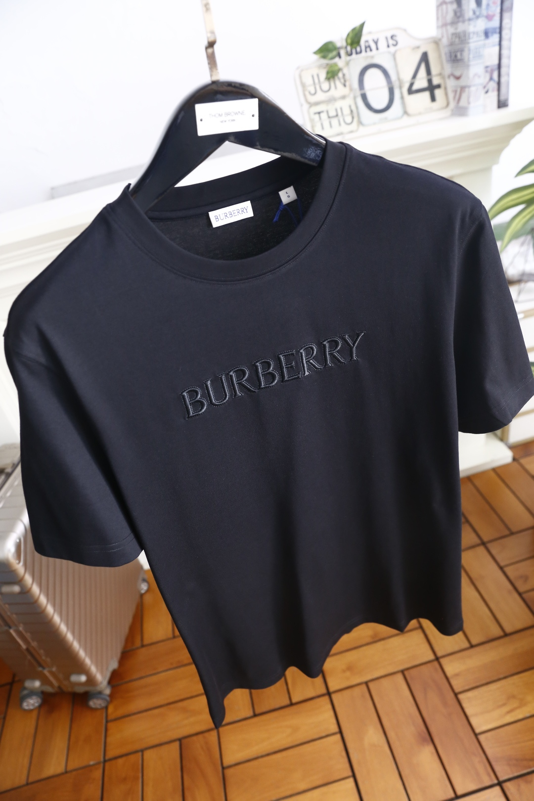 🔥Burb*rry/巴宝莉.26夏季新品！时尚男士百搭圆领短袖T恤，胸前饰有品牌同色系立体字母标识，低调
