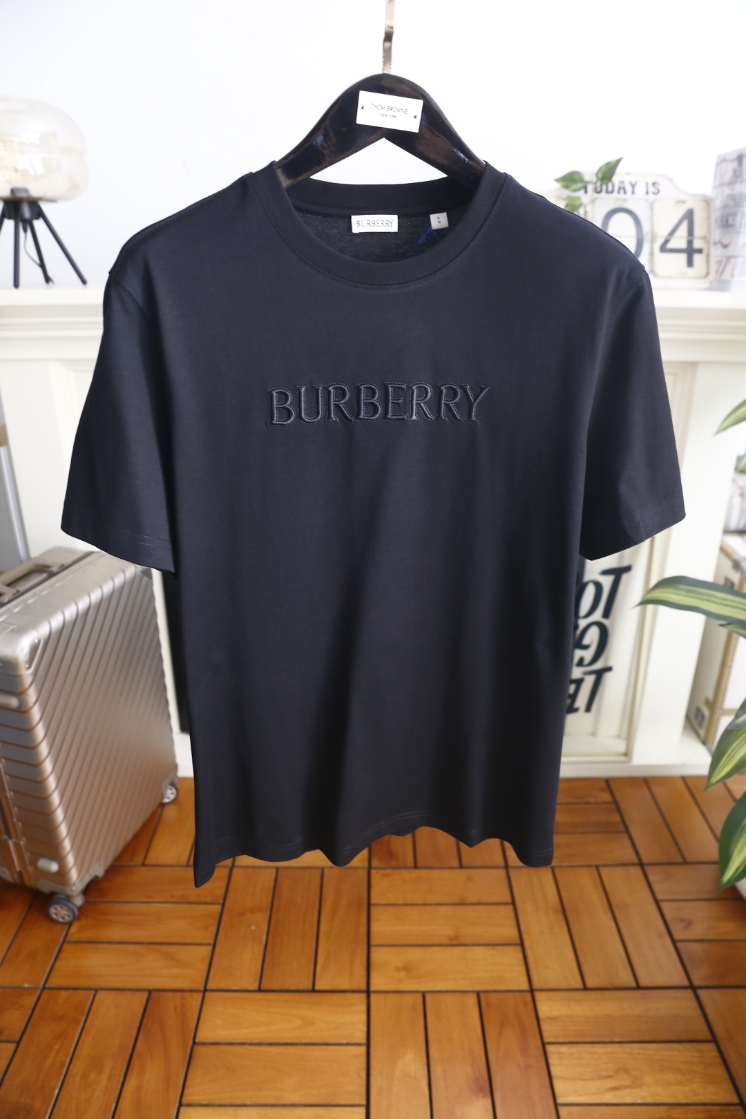 🔥Burb*rry/巴宝莉.26夏季新品！时尚男士百搭圆领短袖T恤，胸前饰有品牌同色系立体字母标识，低调