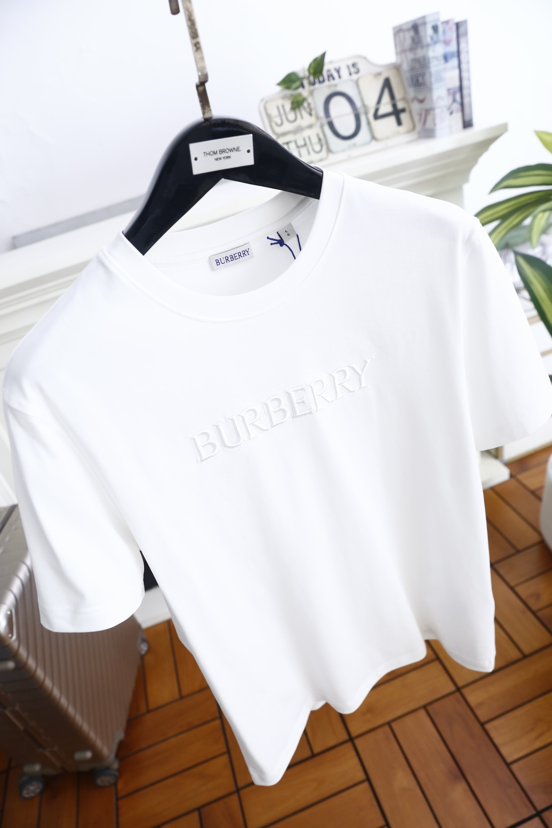 🔥Burb*rry/巴宝莉.26夏季新品！时尚男士百搭圆领短袖T恤，胸前饰有品牌同色系立体字母标识，低调