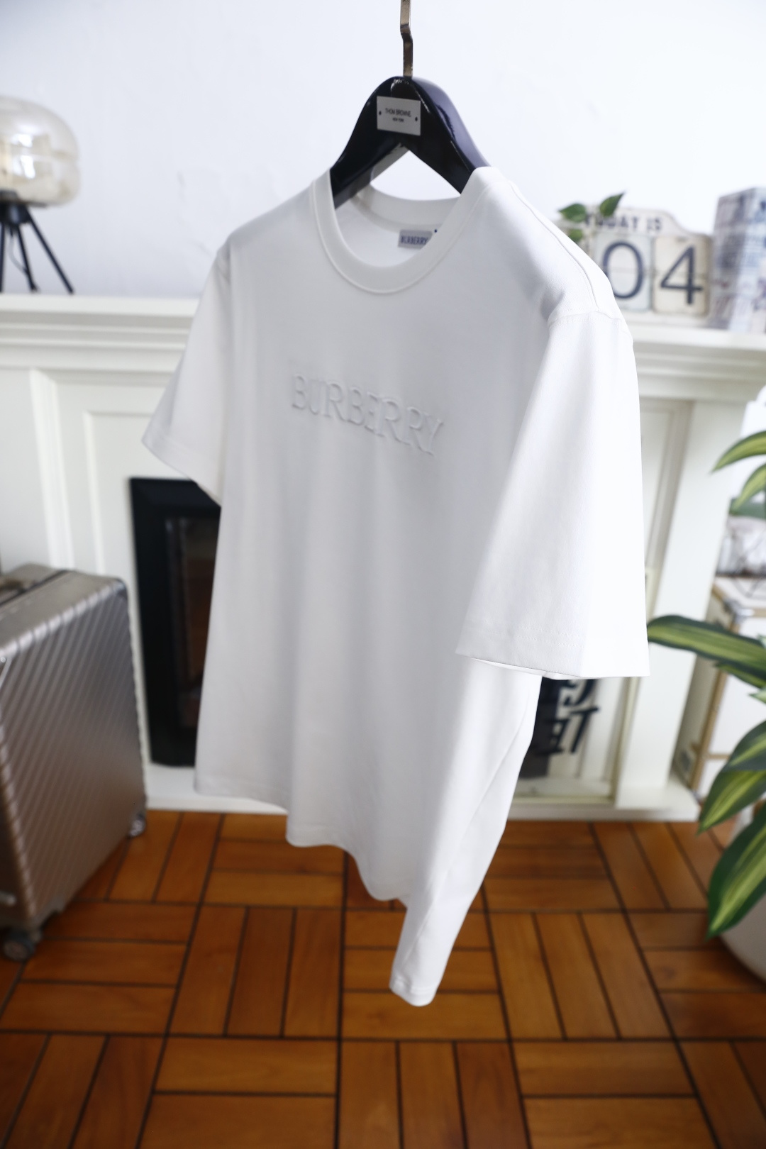 🔥Burb*rry/巴宝莉.26夏季新品！时尚男士百搭圆领短袖T恤，胸前饰有品牌同色系立体字母标识，低调