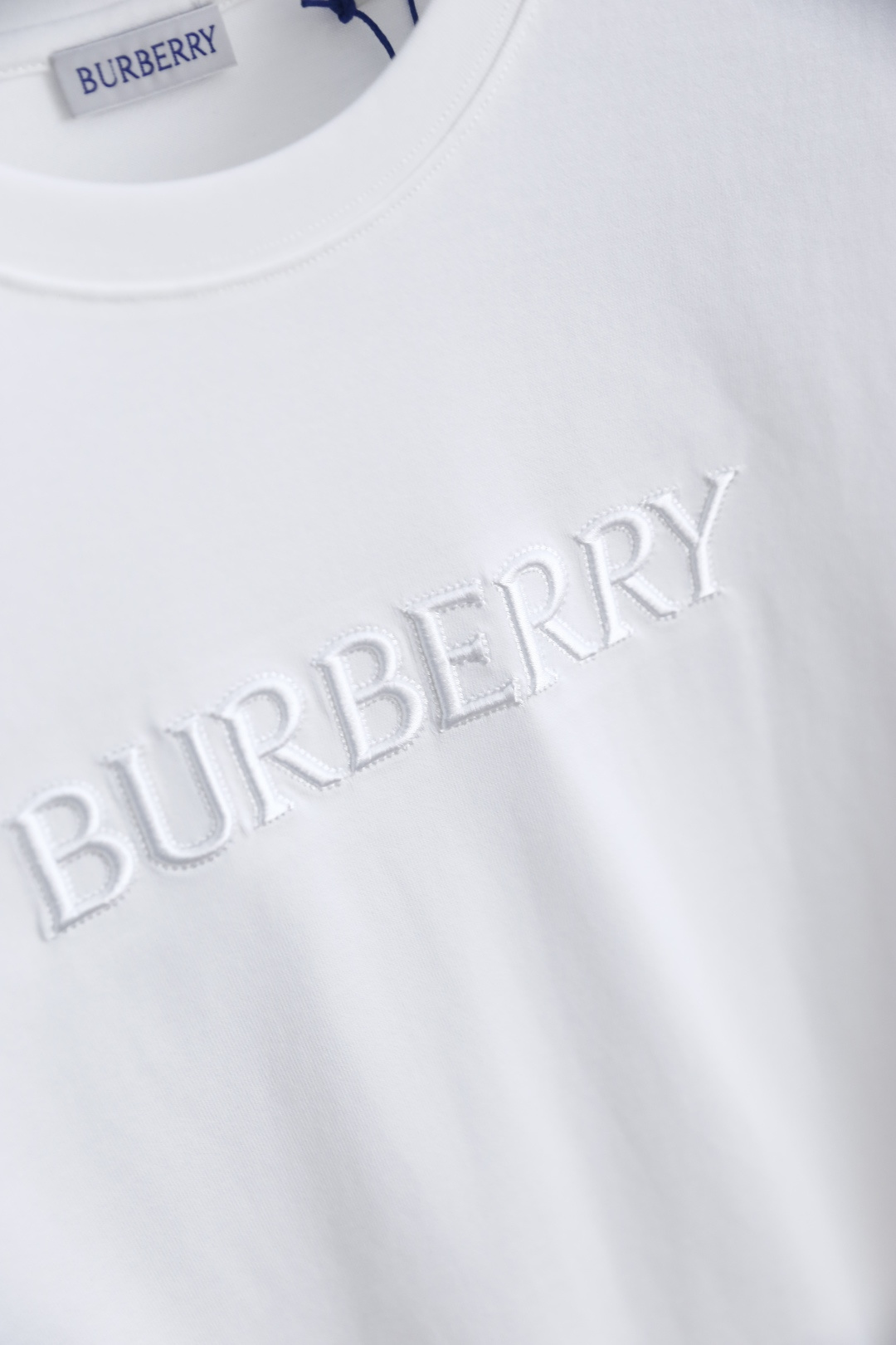 🔥Burb*rry/巴宝莉.26夏季新品！时尚男士百搭圆领短袖T恤，胸前饰有品牌同色系立体字母标识，低调