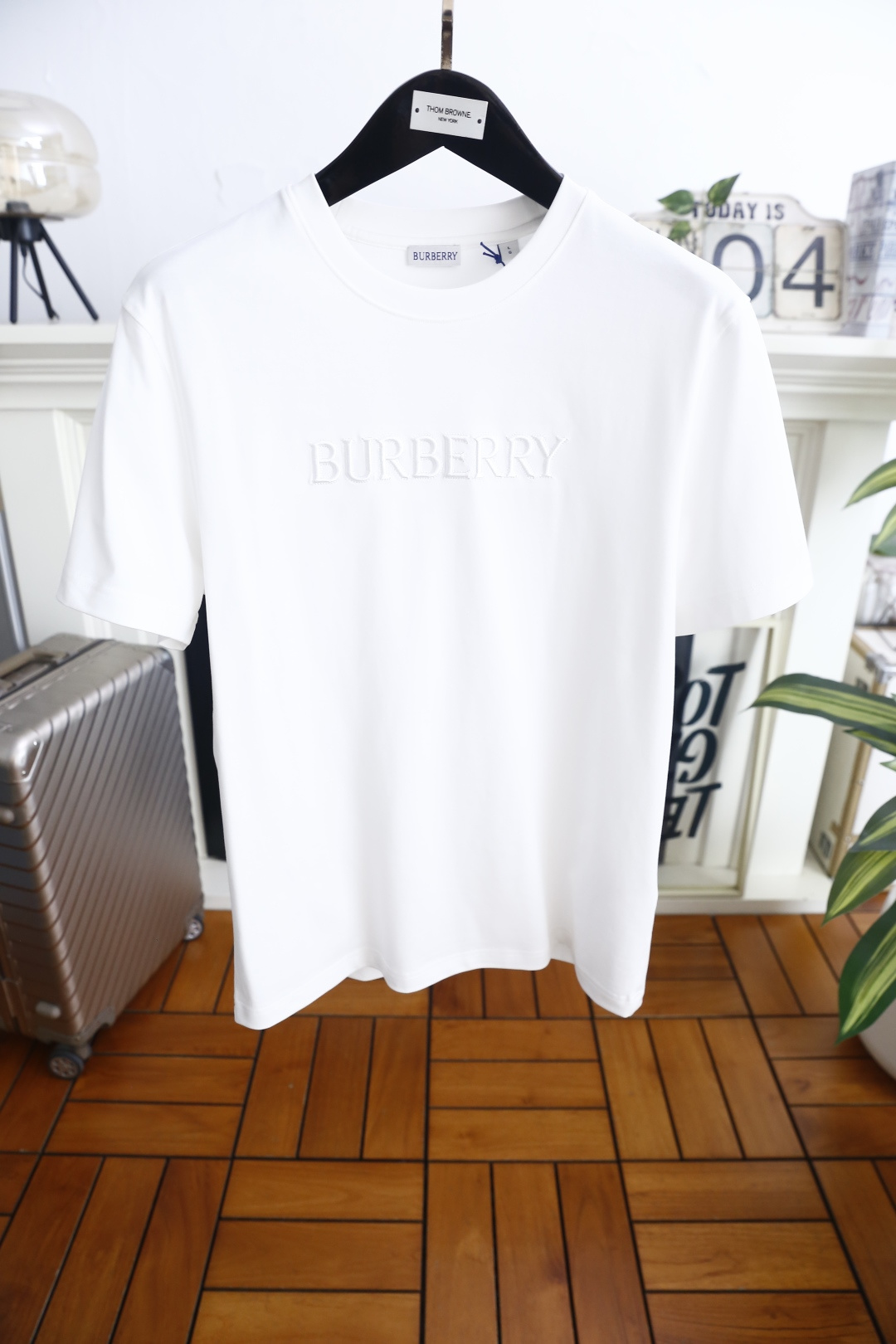 🔥Burb*rry/巴宝莉.26夏季新品！时尚男士百搭圆领短袖T恤，胸前饰有品牌同色系立体字母标识，低调
