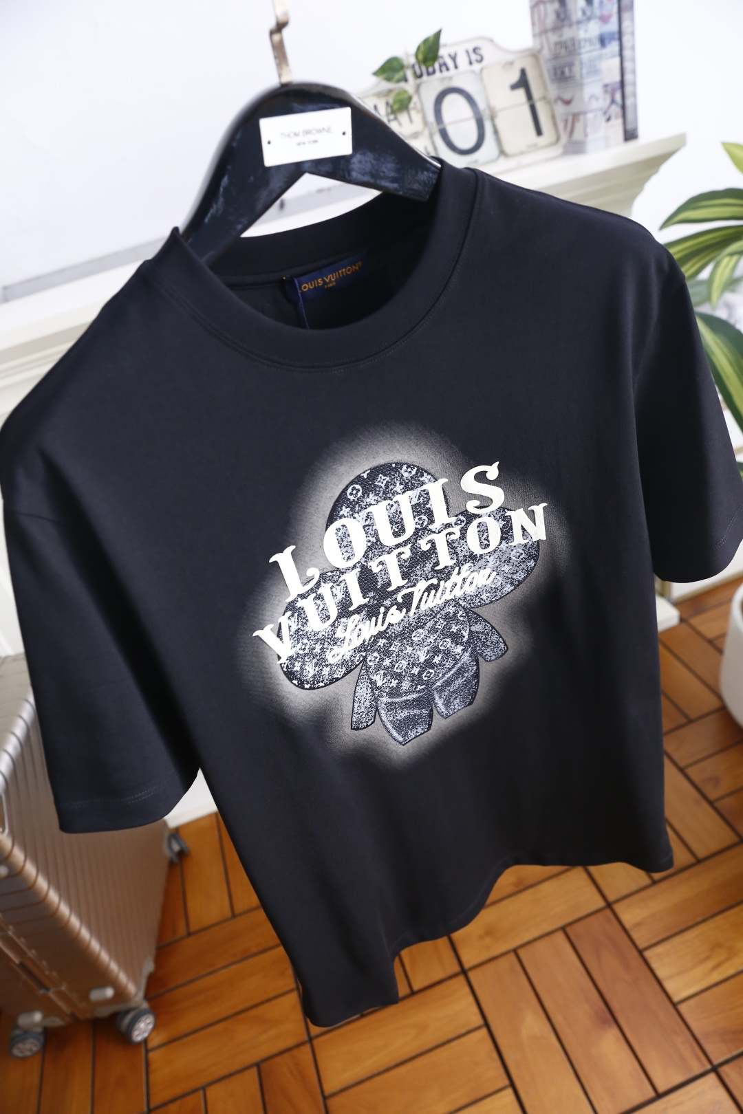 🔥路易威*/LV.26夏季新品！时尚男士百搭圆领短袖T恤，胸前印有品牌标志性Vivienne玩偶形象，玩