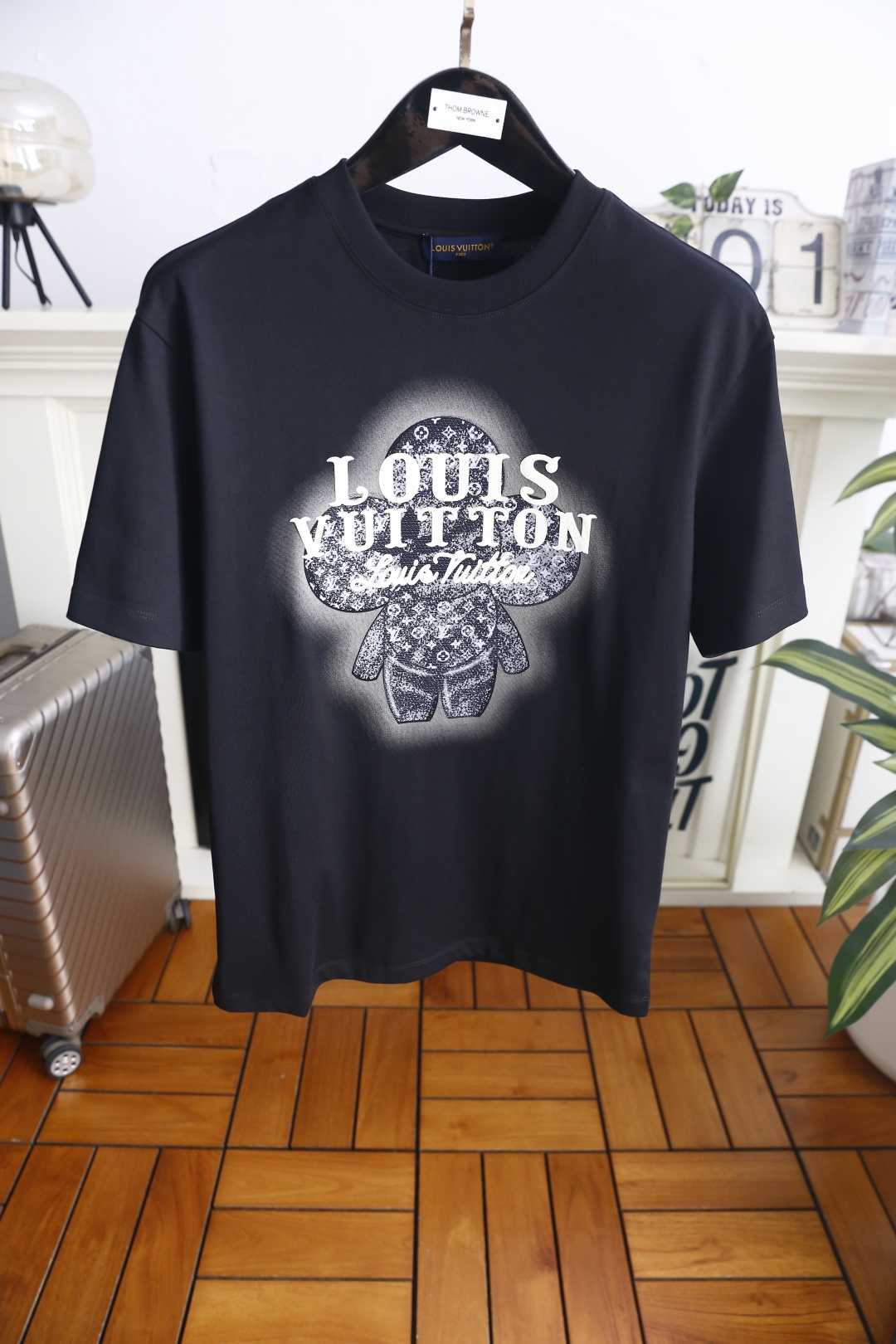 🔥路易威*/LV.26夏季新品！时尚男士百搭圆领短袖T恤，胸前印有品牌标志性Vivienne玩偶形象，玩