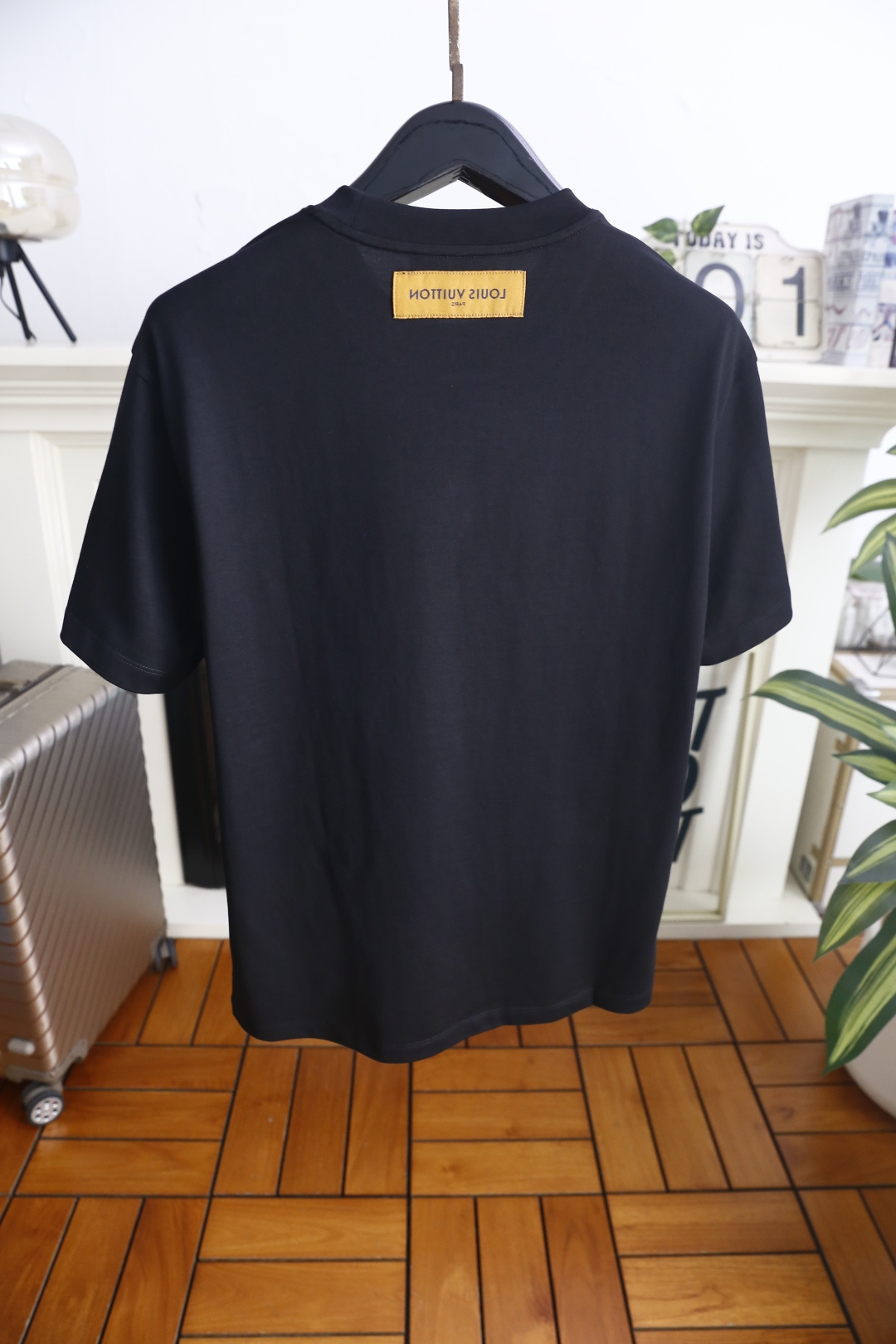 🔥路易威*/LV.26夏季新品！时尚男士百搭圆领短袖T恤，胸前印有品牌标志性Vivienne玩偶形象，玩