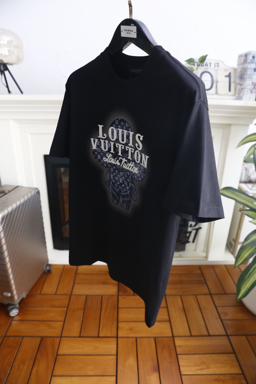 🔥路易威*/LV.26夏季新品！时尚男士百搭圆领短袖T恤，胸前印有品牌标志性Vivienne玩偶形象，玩