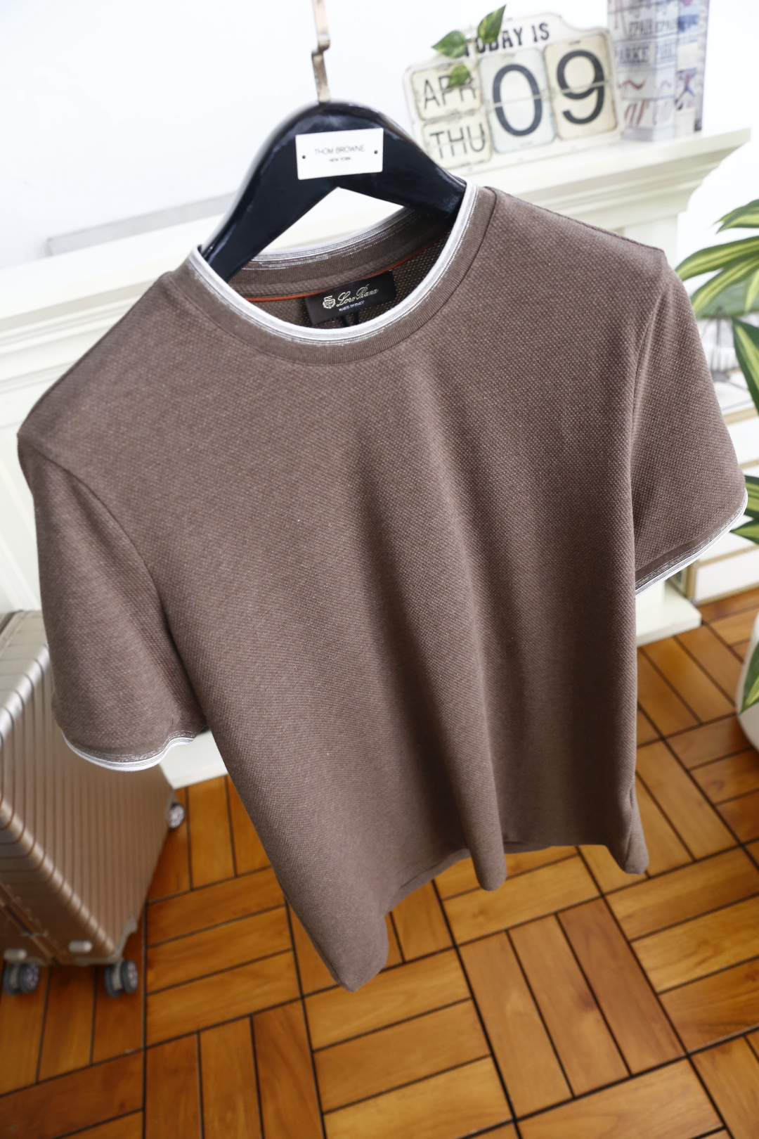🔥Loro Piana.26夏季新品！时尚男士休闲短袖T恤，采用经典圆领设计，领口与袖口以撞色双线条做包