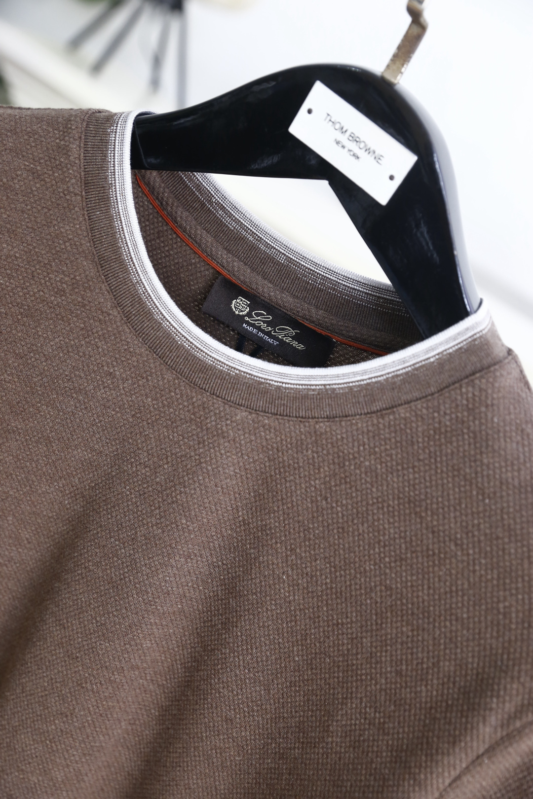 🔥Loro Piana.26夏季新品！时尚男士休闲短袖T恤，采用经典圆领设计，领口与袖口以撞色双线条做包