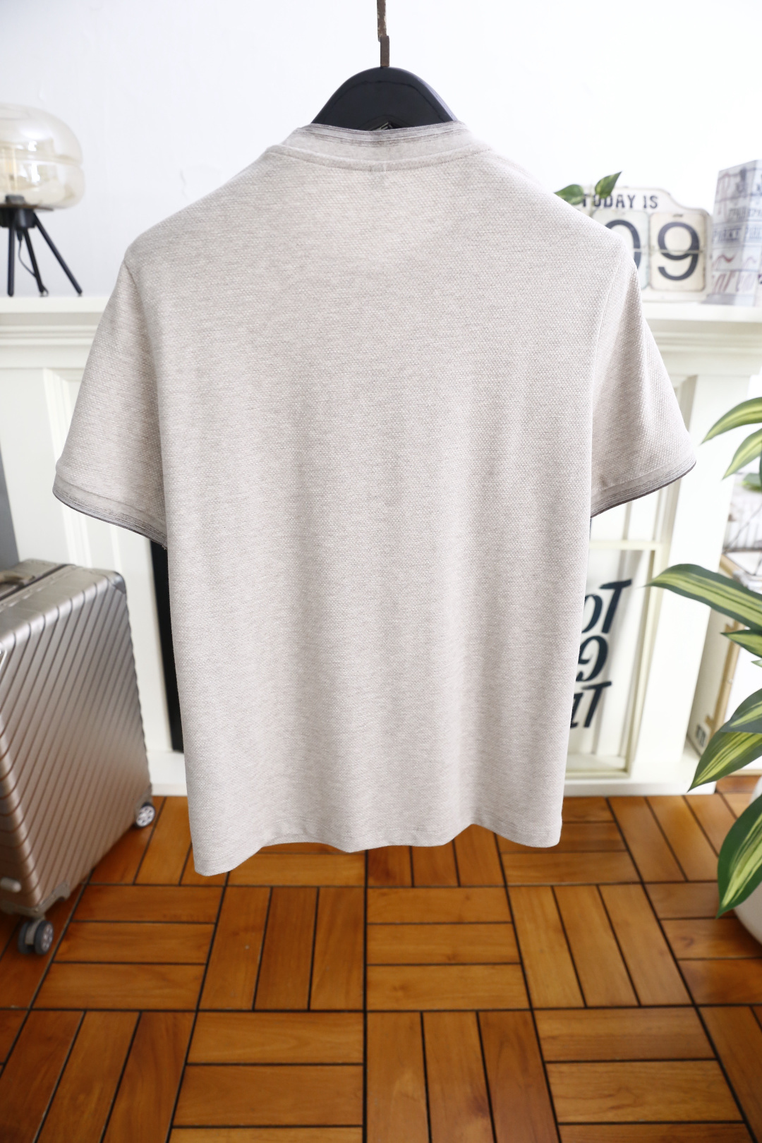 🔥Loro Piana.26夏季新品！时尚男士休闲短袖T恤，采用经典圆领设计，领口与袖口以撞色双线条做包
