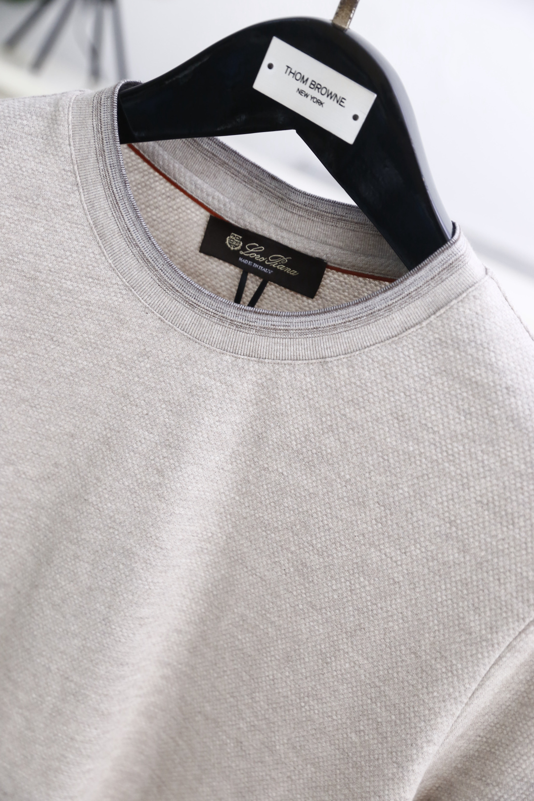 🔥Loro Piana.26夏季新品！时尚男士休闲短袖T恤，采用经典圆领设计，领口与袖口以撞色双线条做包