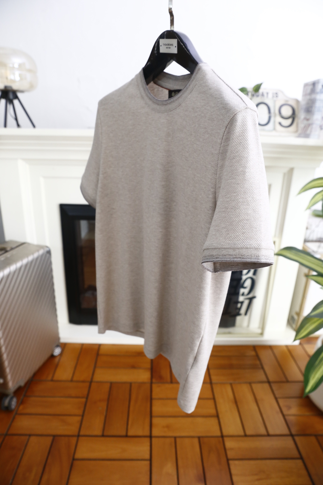 🔥Loro Piana.26夏季新品！时尚男士休闲短袖T恤，采用经典圆领设计，领口与袖口以撞色双线条做包