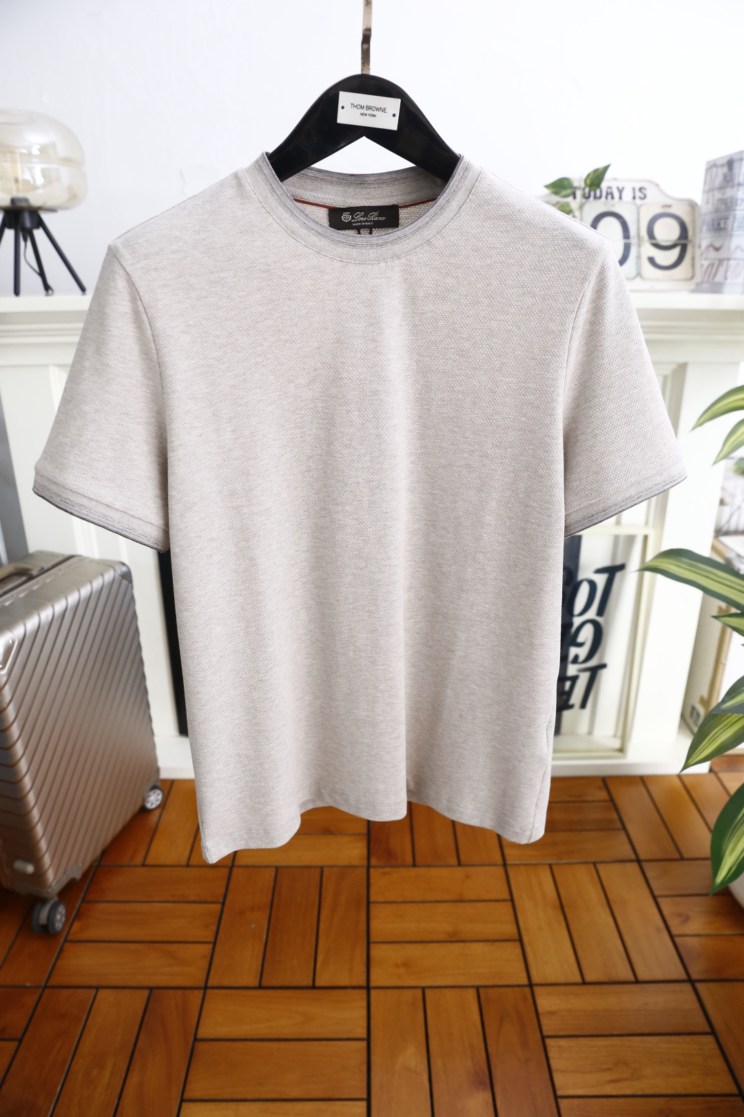 🔥Loro Piana.26夏季新品！时尚男士休闲短袖T恤，采用经典圆领设计，领口与袖口以撞色双线条做包