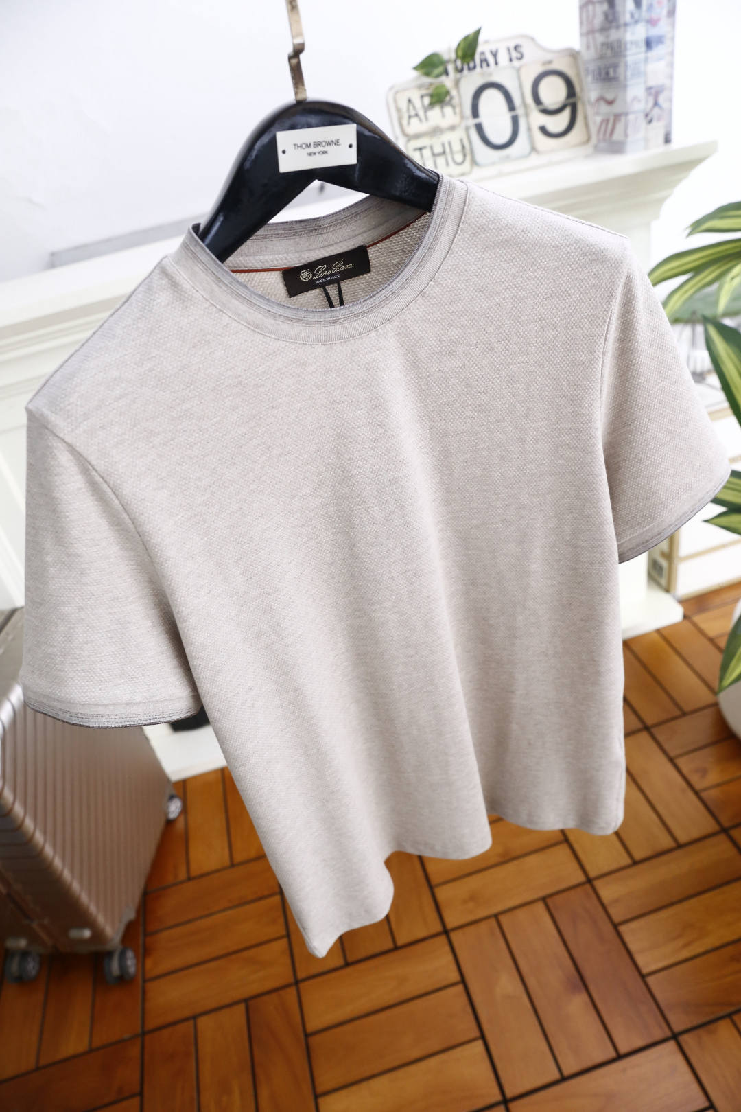 🔥Loro Piana.26夏季新品！时尚男士休闲短袖T恤，采用经典圆领设计，领口与袖口以撞色双线条做包