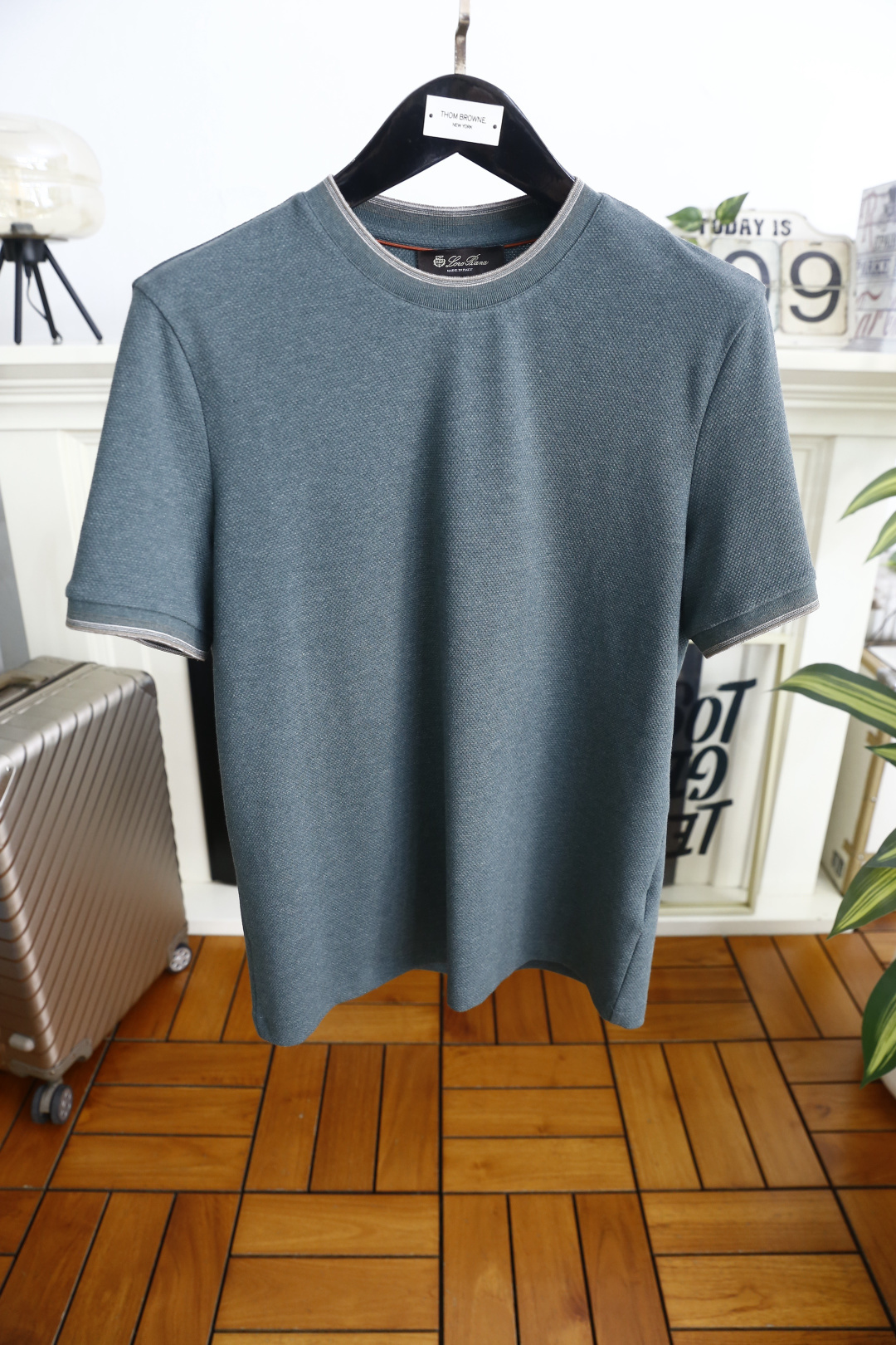 🔥Loro Piana.26夏季新品！时尚男士休闲短袖T恤，采用经典圆领设计，领口与袖口以撞色双线条做包