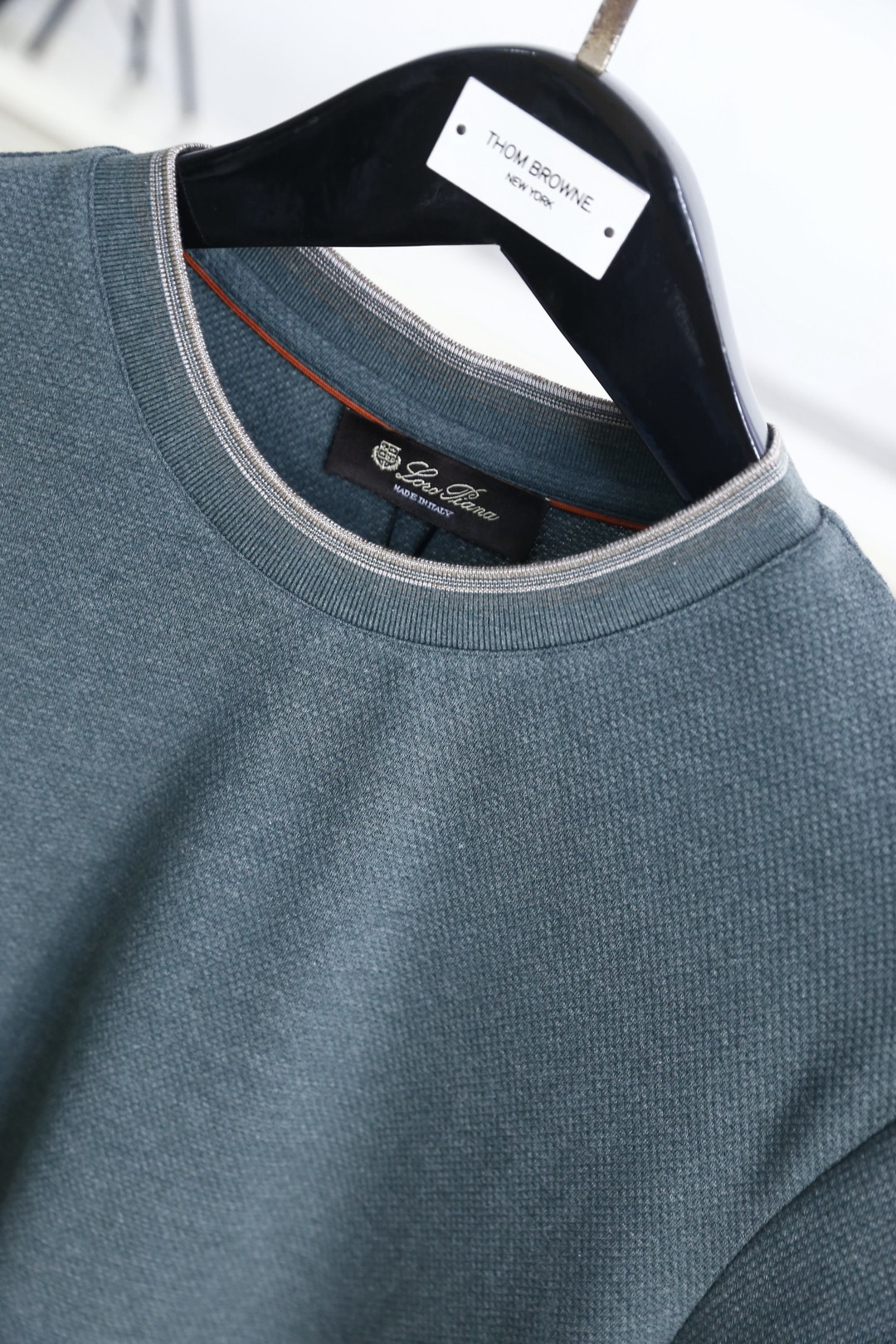 🔥Loro Piana.26夏季新品！时尚男士休闲短袖T恤，采用经典圆领设计，领口与袖口以撞色双线条做包