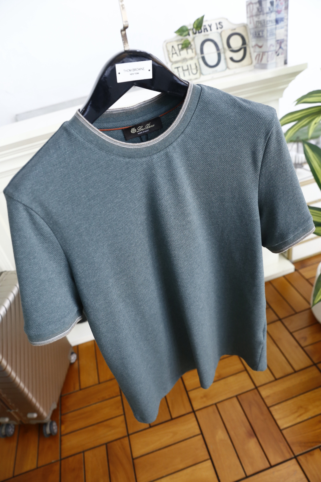 🔥Loro Piana.26夏季新品！时尚男士休闲短袖T恤，采用经典圆领设计，领口与袖口以撞色双线条做包