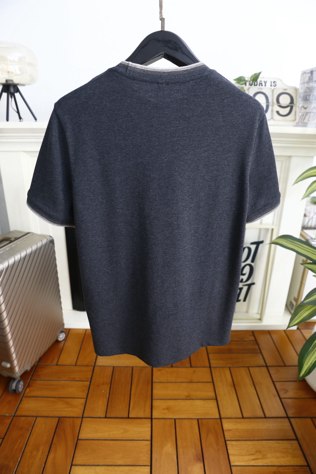 🔥Loro Piana.26夏季新品！时尚男士休闲短袖T恤，采用经典圆领设计，领口与袖口以撞色双线条做包