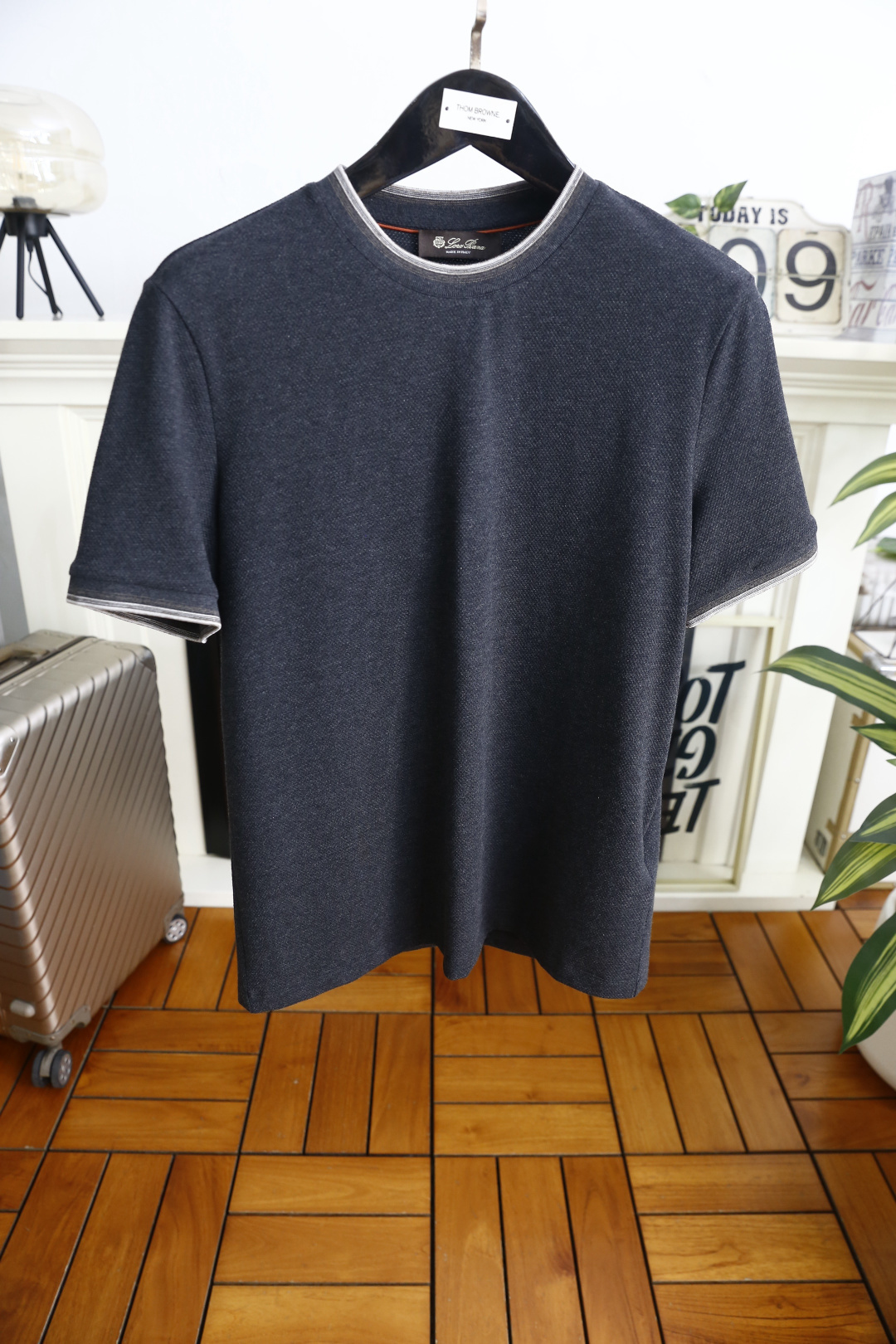 🔥Loro Piana.26夏季新品！时尚男士休闲短袖T恤，采用经典圆领设计，领口与袖口以撞色双线条做包