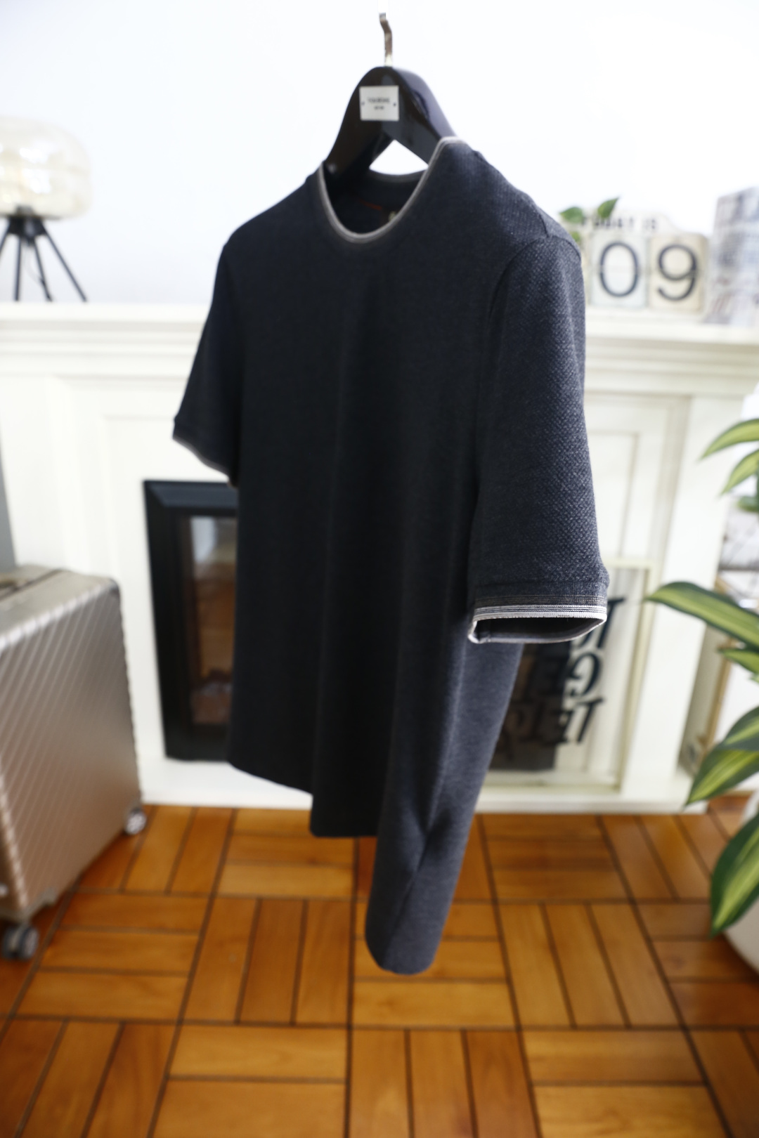 🔥Loro Piana.26夏季新品！时尚男士休闲短袖T恤，采用经典圆领设计，领口与袖口以撞色双线条做包