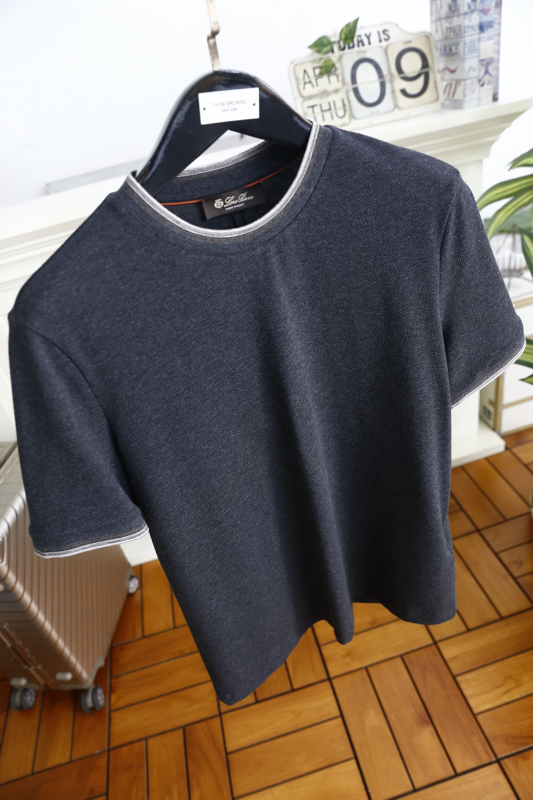 🔥Loro Piana.26夏季新品！时尚男士休闲短袖T恤，采用经典圆领设计，领口与袖口以撞色双线条做包
