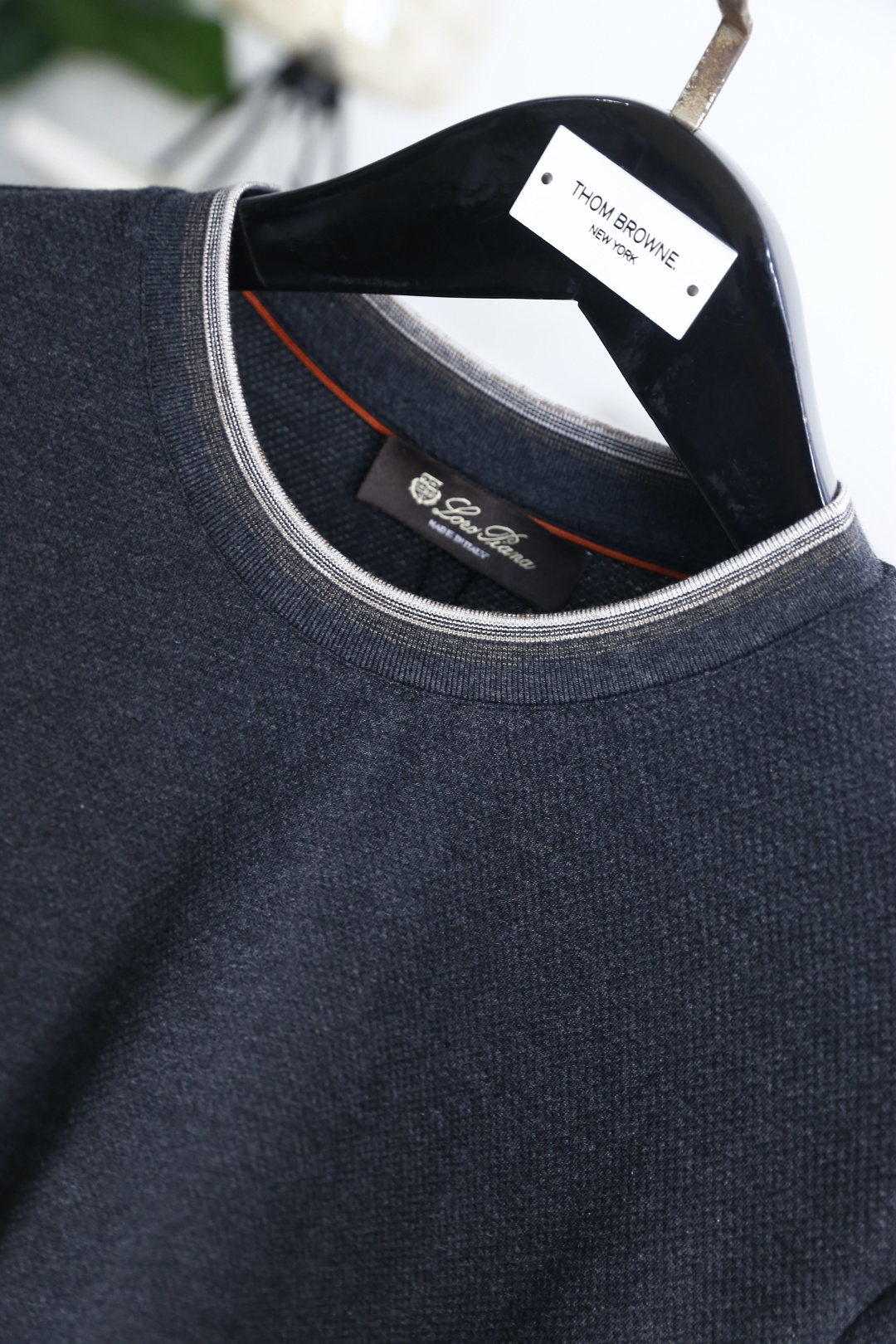 🔥Loro Piana.26夏季新品！时尚男士休闲短袖T恤，采用经典圆领设计，领口与袖口以撞色双线条做包