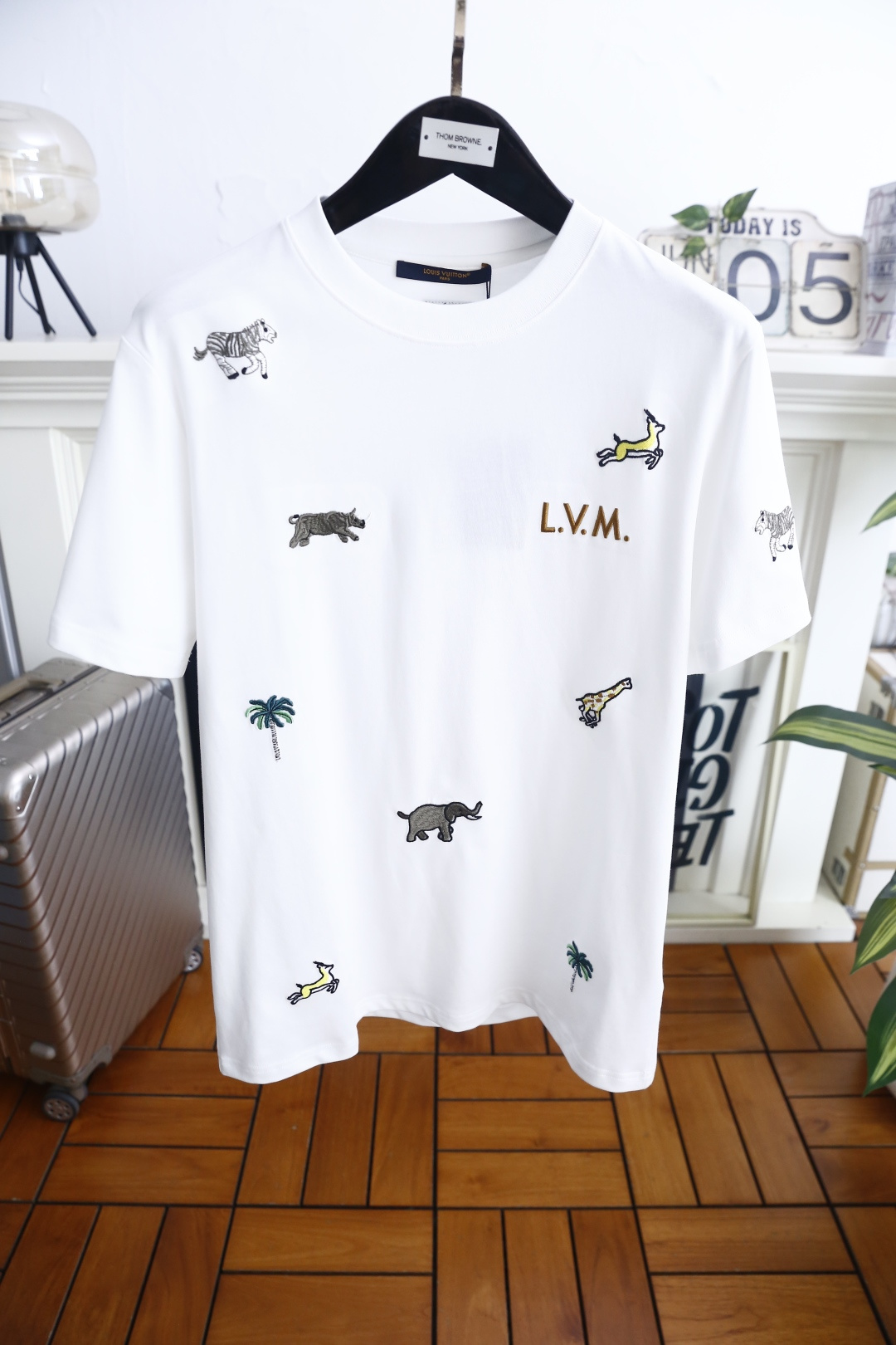 🔥路易威*/LV.26夏季新品！时尚男士百搭T恤👍采用经典圆领与短袖设计，版型宽松舒适，上身自在不束缚。