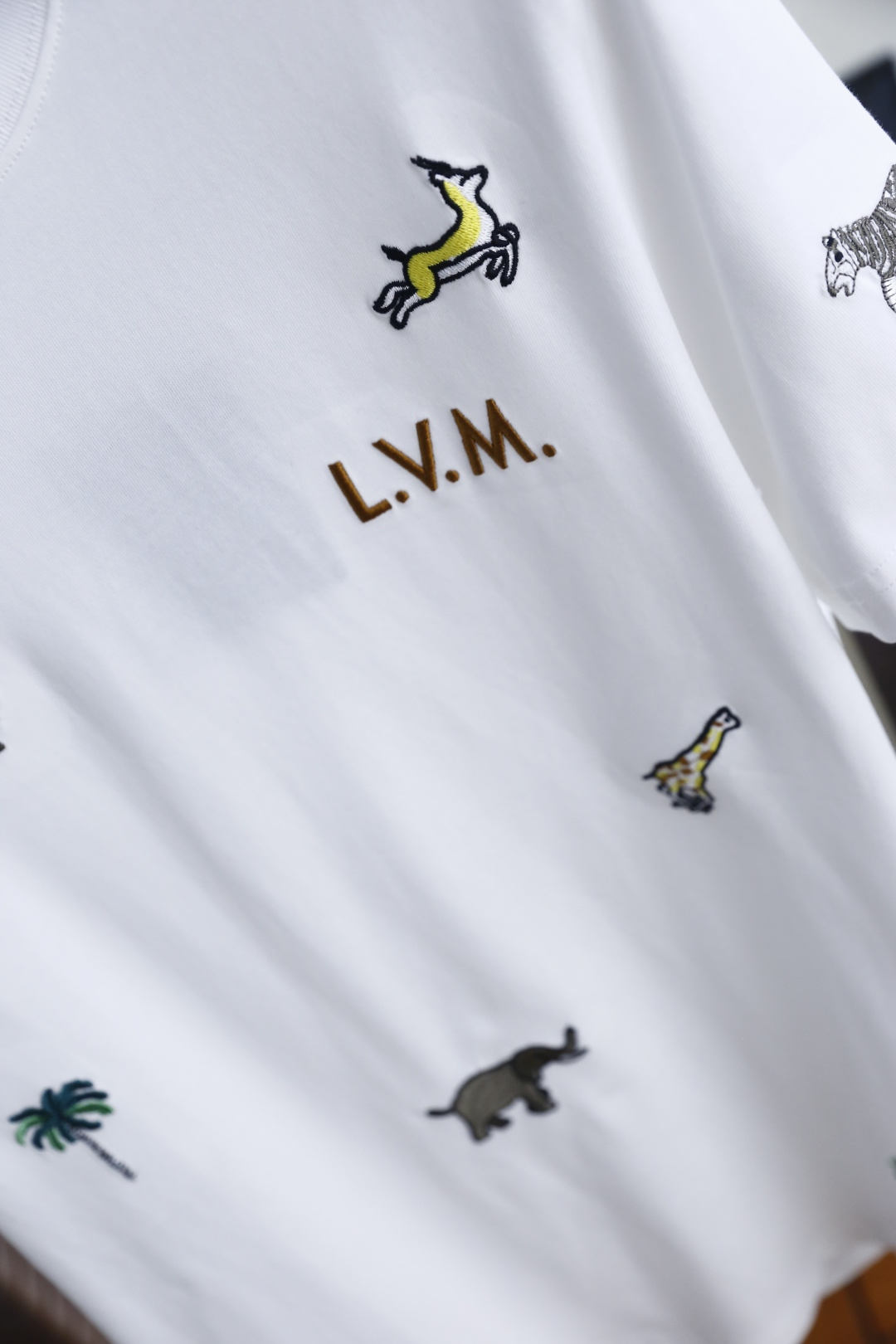 🔥路易威*/LV.26夏季新品！时尚男士百搭T恤👍采用经典圆领与短袖设计，版型宽松舒适，上身自在不束缚。