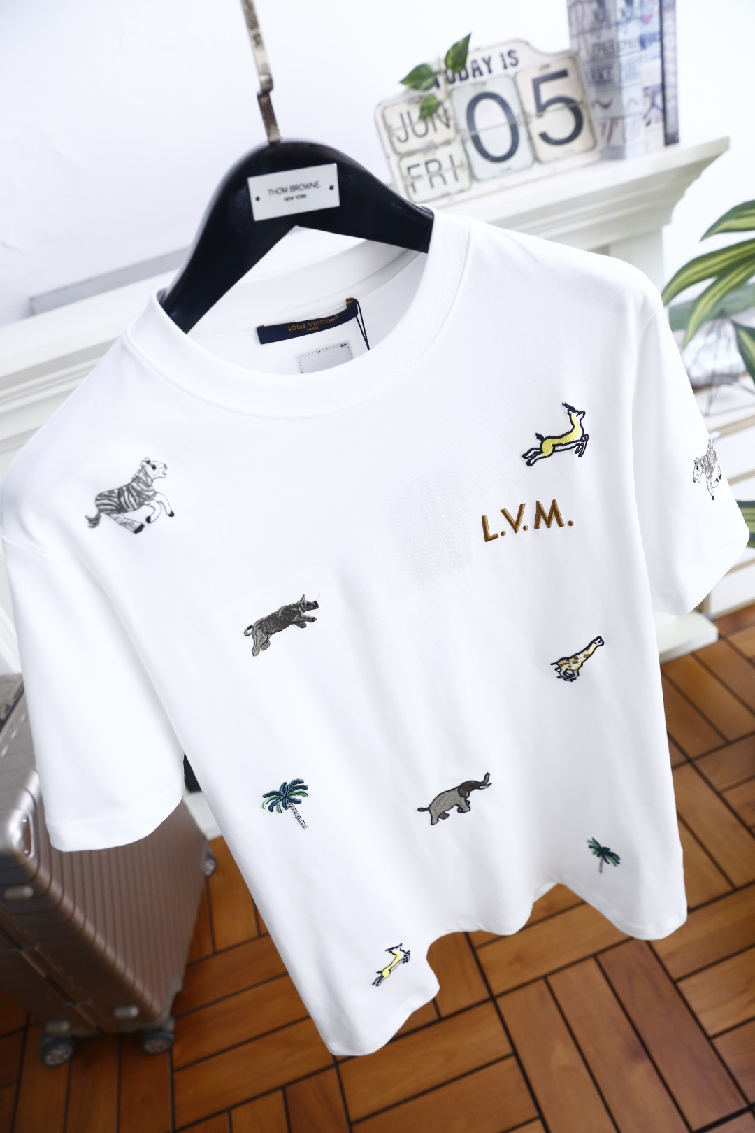 🔥路易威*/LV.26夏季新品！时尚男士百搭T恤👍采用经典圆领与短袖设计，版型宽松舒适，上身自在不束缚。