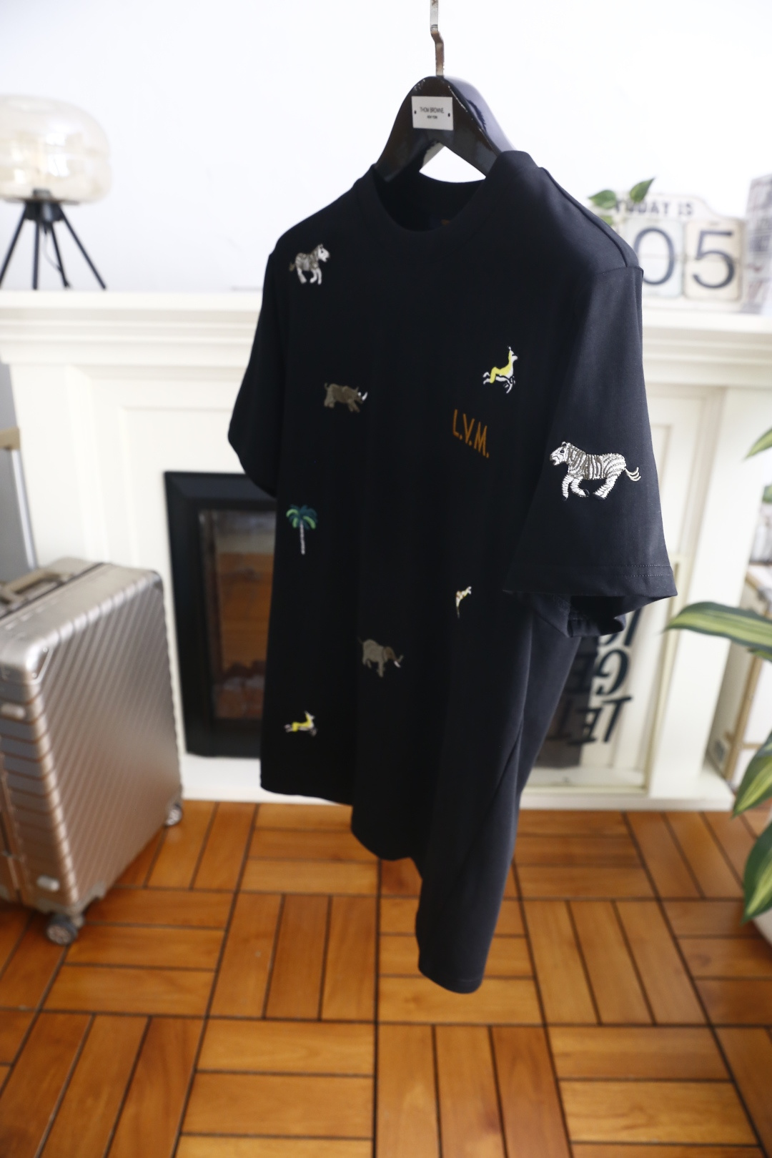 🔥路易威*/LV.26夏季新品！时尚男士百搭T恤👍采用经典圆领与短袖设计，版型宽松舒适，上身自在不束缚。