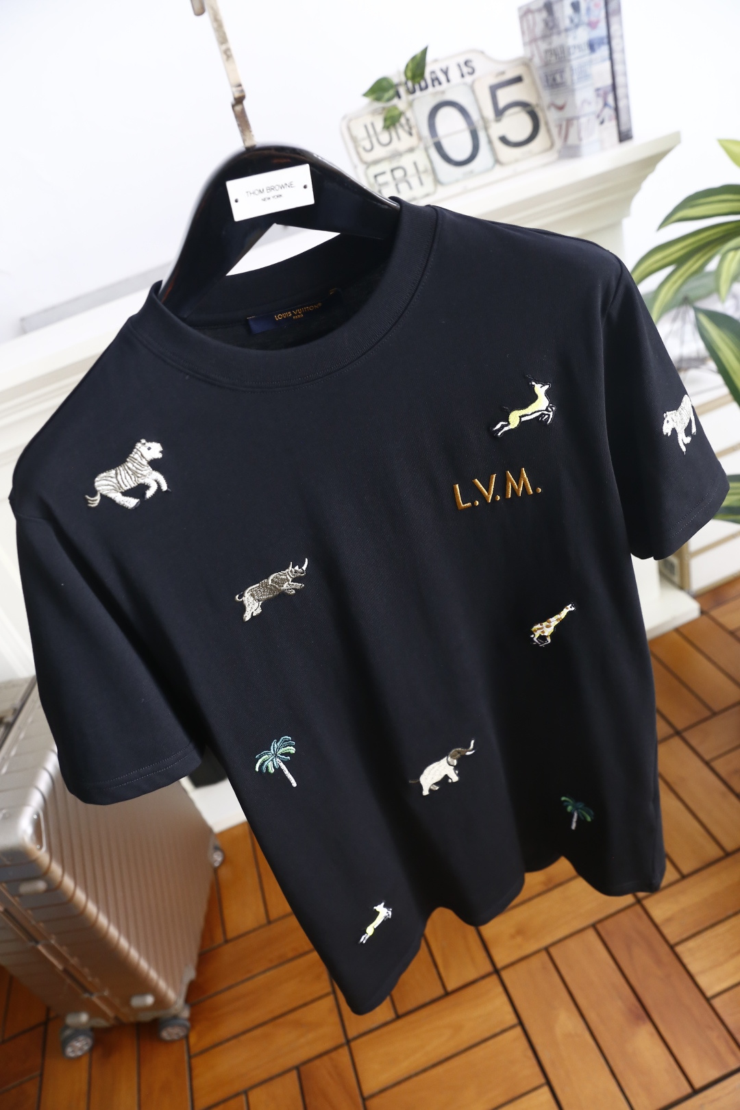 🔥路易威*/LV.26夏季新品！时尚男士百搭T恤👍采用经典圆领与短袖设计，版型宽松舒适，上身自在不束缚。