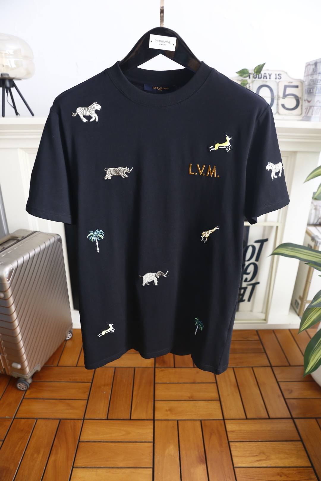 🔥路易威*/LV.26夏季新品！时尚男士百搭T恤👍采用经典圆领与短袖设计，版型宽松舒适，上身自在不束缚。