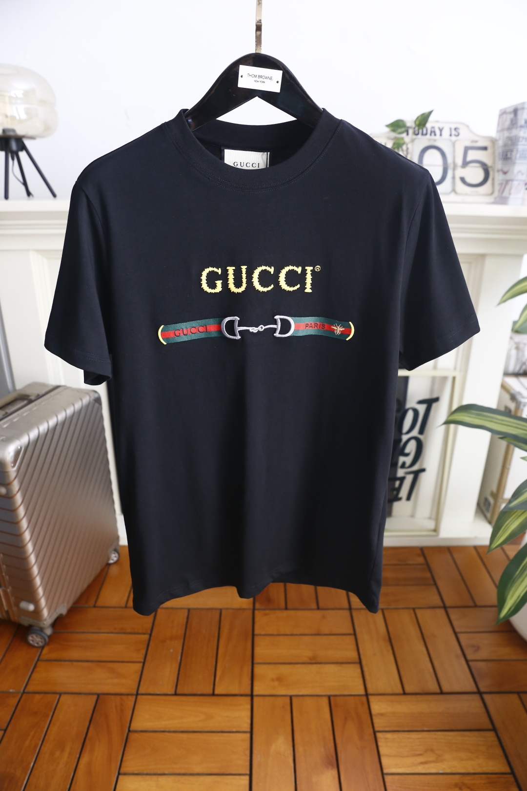 🔥古驰.26夏季新品！时尚男士百搭T恤👍采用经典圆领与短袖设计，版型宽松不挑身形，上身自在无束缚。正面以