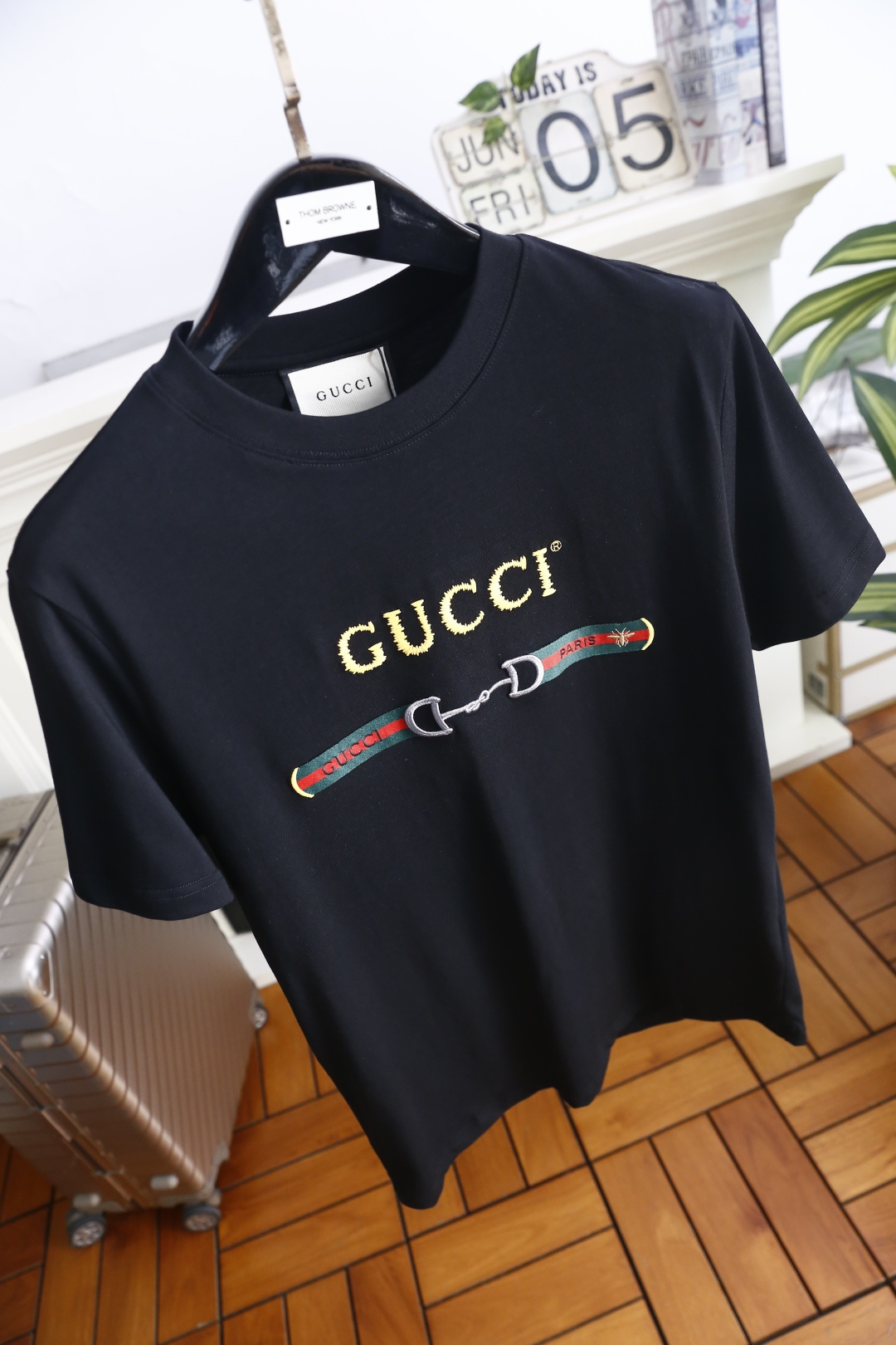 🔥古驰.26夏季新品！时尚男士百搭T恤👍采用经典圆领与短袖设计，版型宽松不挑身形，上身自在无束缚。正面以
