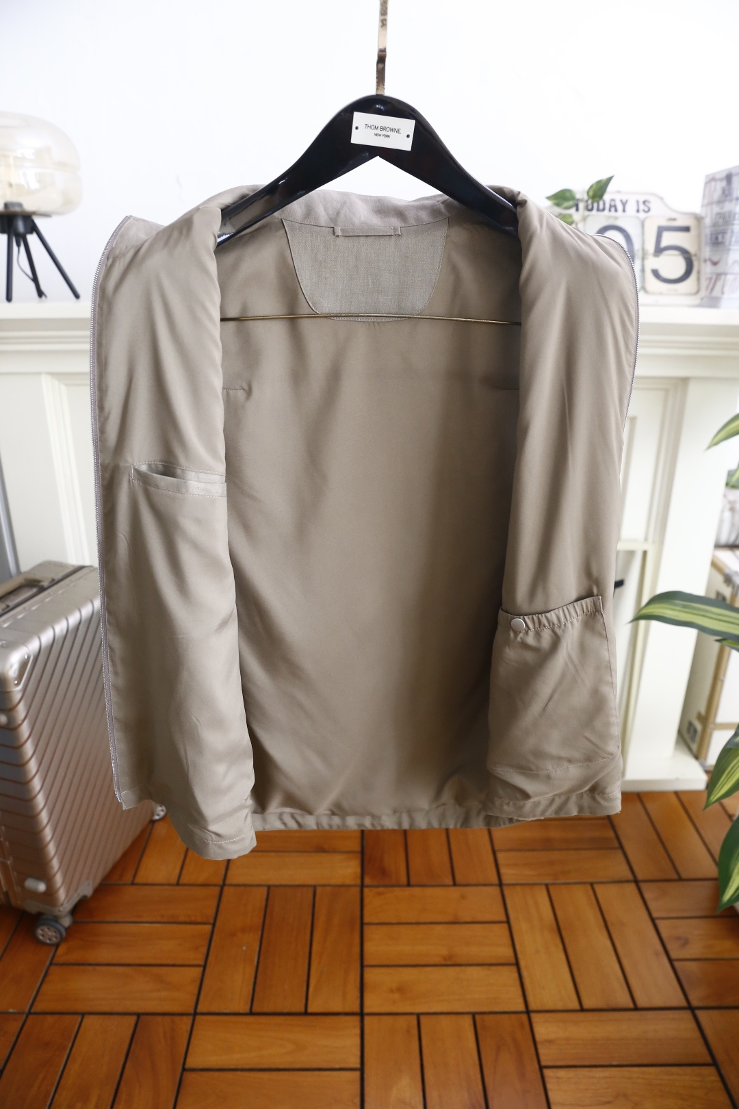 🔥杰尼亚.26夏季新品！时尚男士薄款马甲👍采用立领与全拉链开合设计，穿脱便捷且利落有型。两侧带拉链口袋，