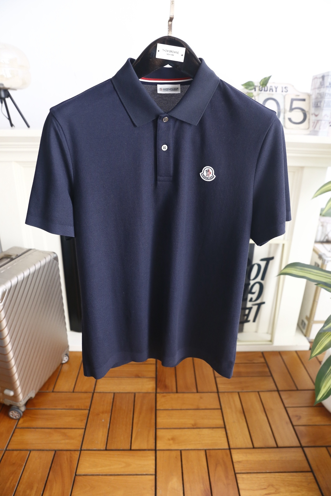 🔥蒙口.26夏季新品！时尚男士百搭POLO衫采用经典翻领设计，搭配门襟纽扣开合，穿脱便捷又不失利落感。左