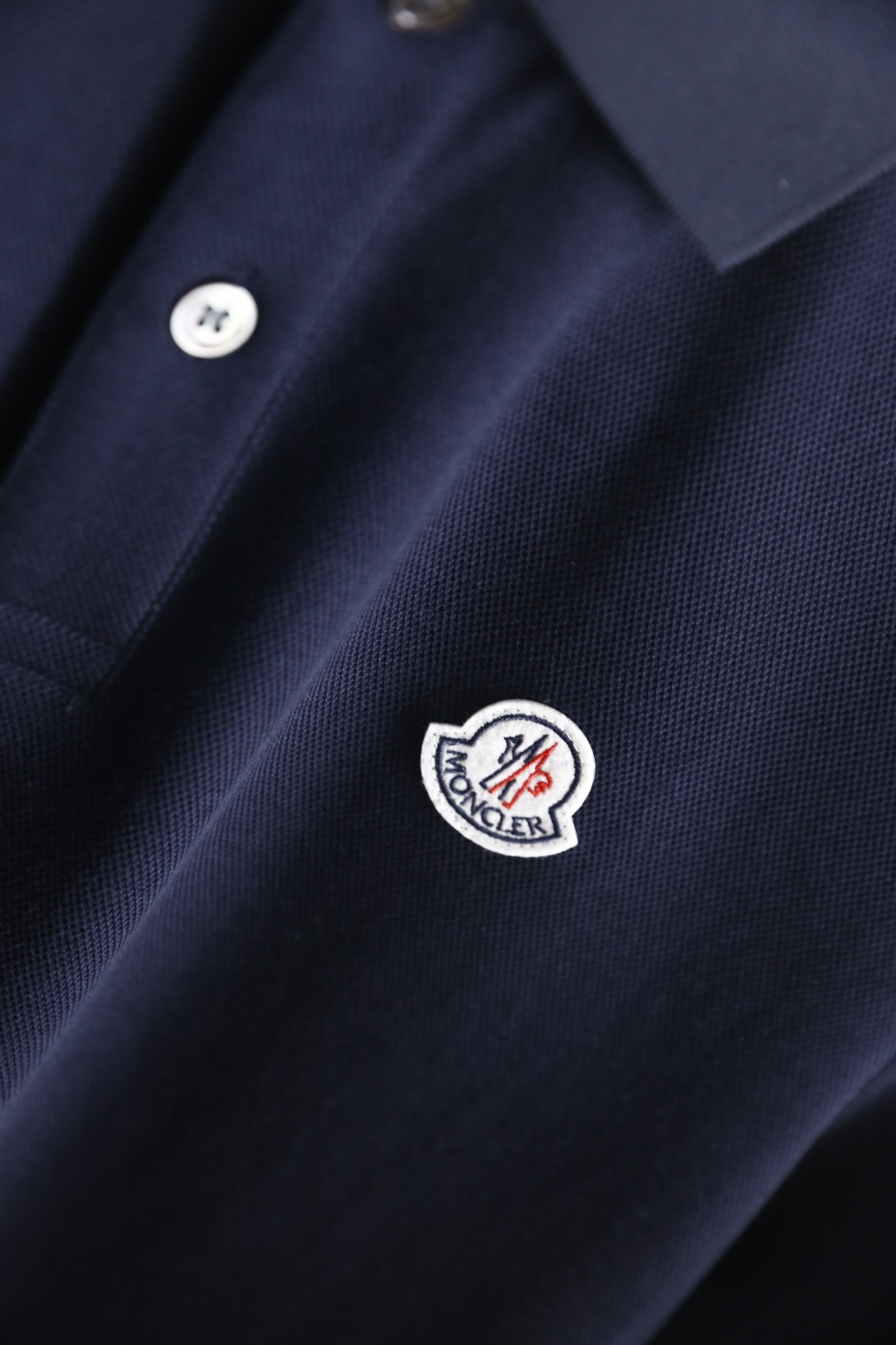 🔥蒙口.26夏季新品！时尚男士百搭POLO衫采用经典翻领设计，搭配门襟纽扣开合，穿脱便捷又不失利落感。左