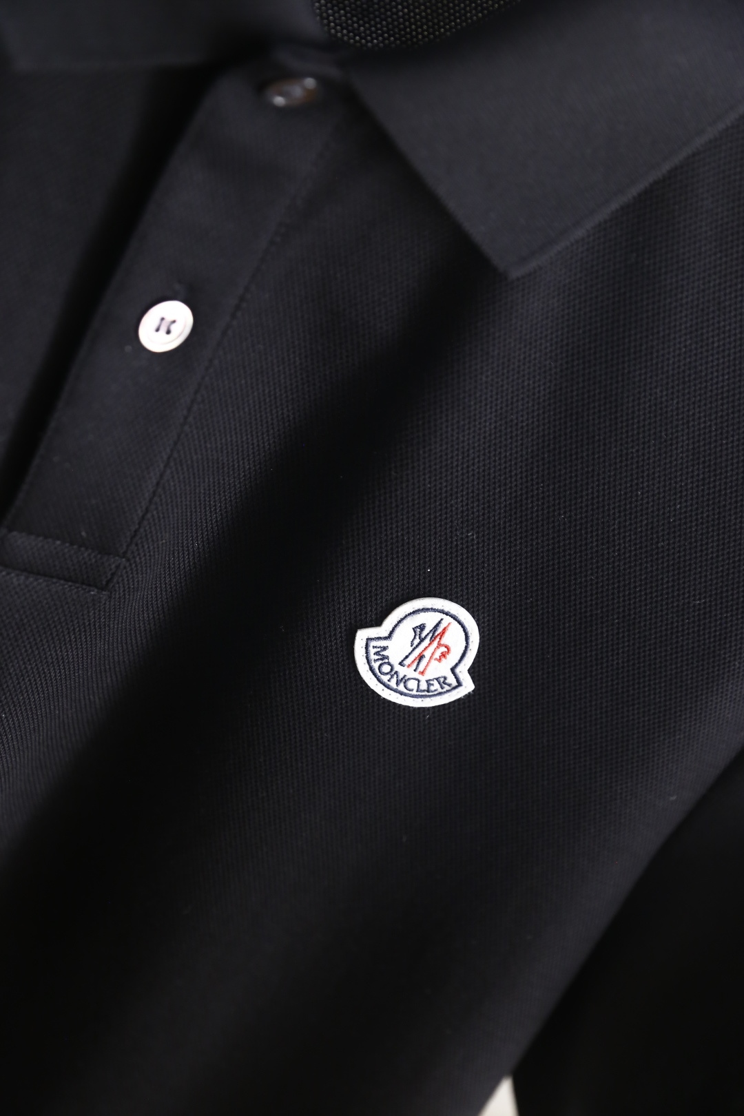 🔥蒙口.26夏季新品！时尚男士百搭POLO衫采用经典翻领设计，搭配门襟纽扣开合，穿脱便捷又不失利落感。左