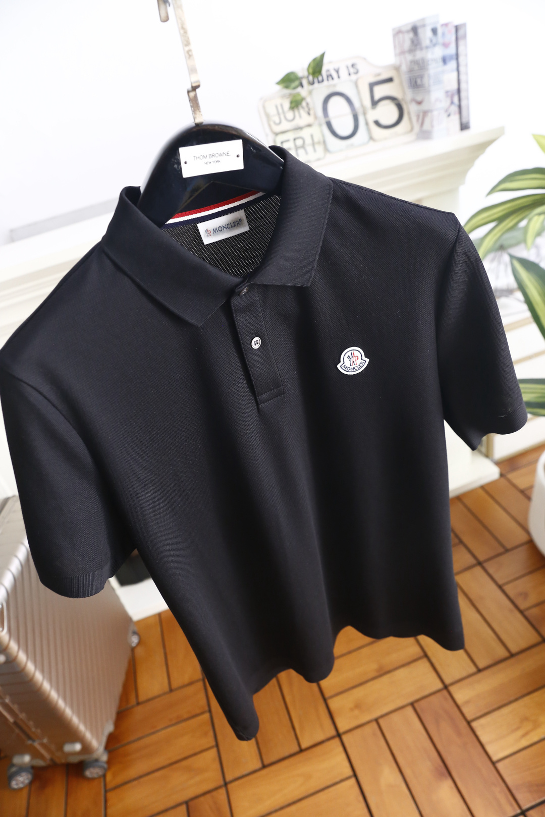 🔥蒙口.26夏季新品！时尚男士百搭POLO衫采用经典翻领设计，搭配门襟纽扣开合，穿脱便捷又不失利落感。左
