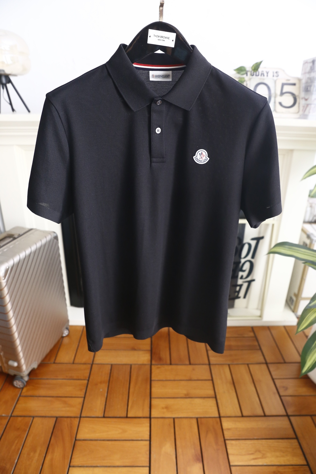 🔥蒙口.26夏季新品！时尚男士百搭POLO衫采用经典翻领设计，搭配门襟纽扣开合，穿脱便捷又不失利落感。左