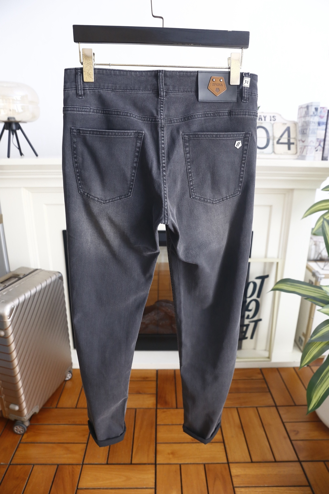 🔥杰尼亚.26夏季新品！时尚男士潮流百搭牛仔裤👖利落剪裁打造合身版型，经典五袋设计，后腰品牌皮标清晰醒目